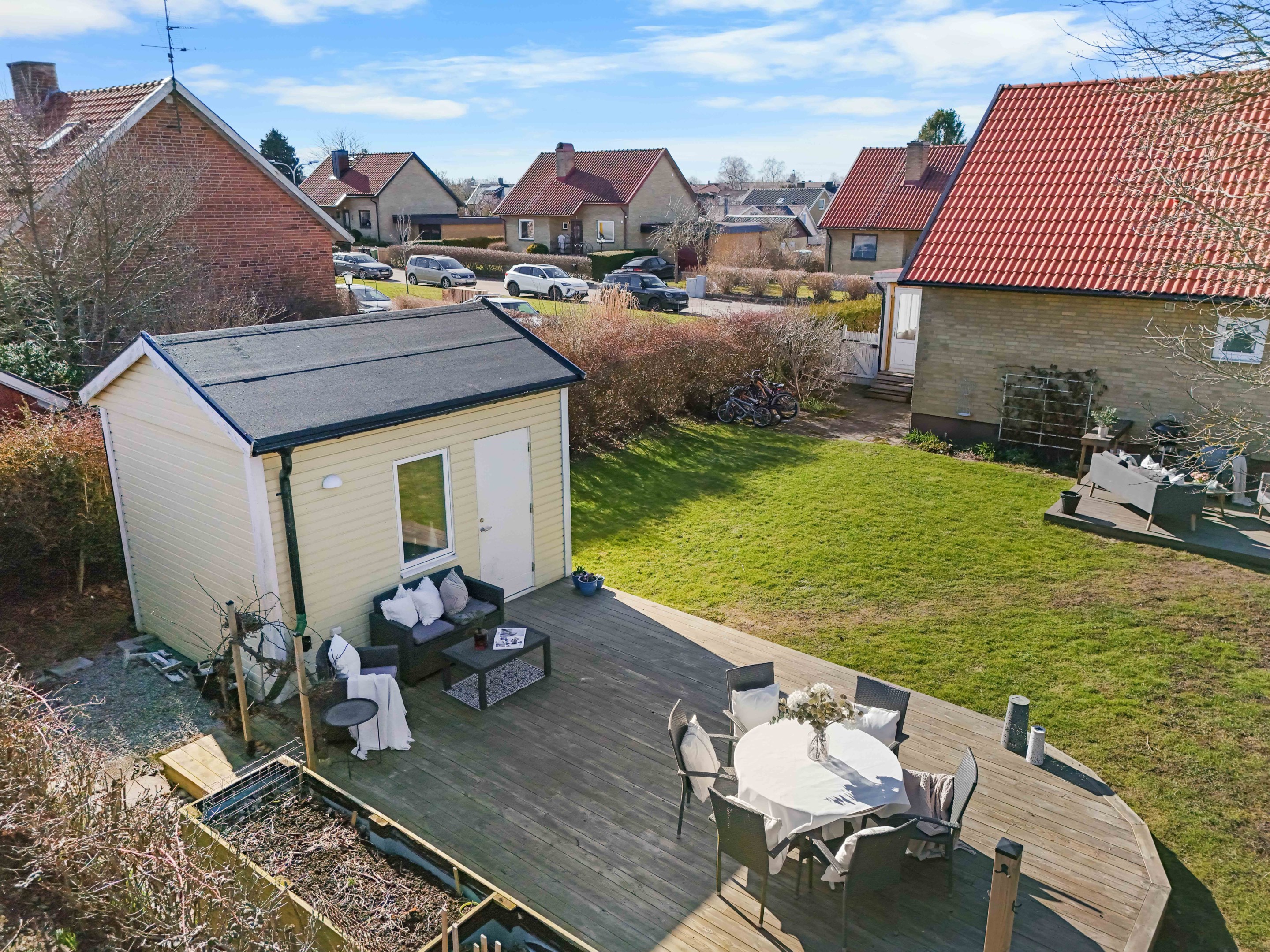 Attefallshus med eget trädäck