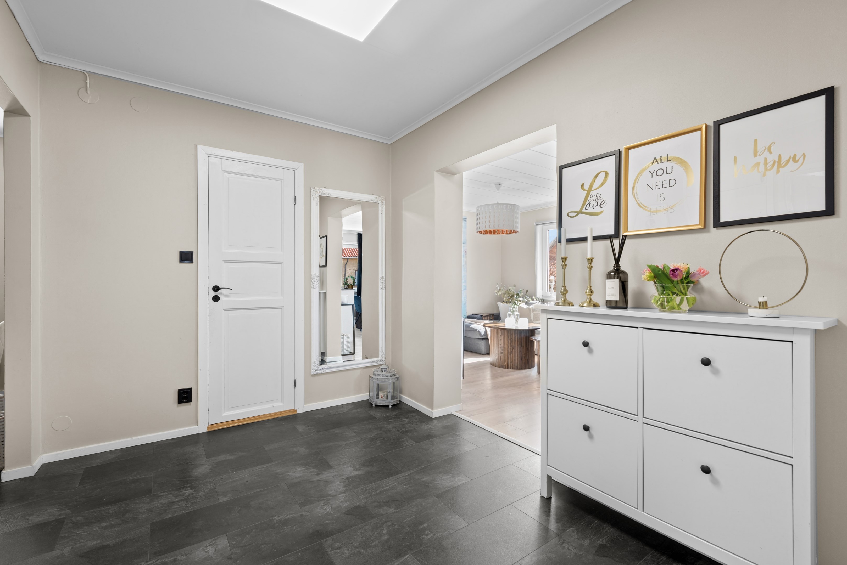 Hall med vy mot vardagsrum