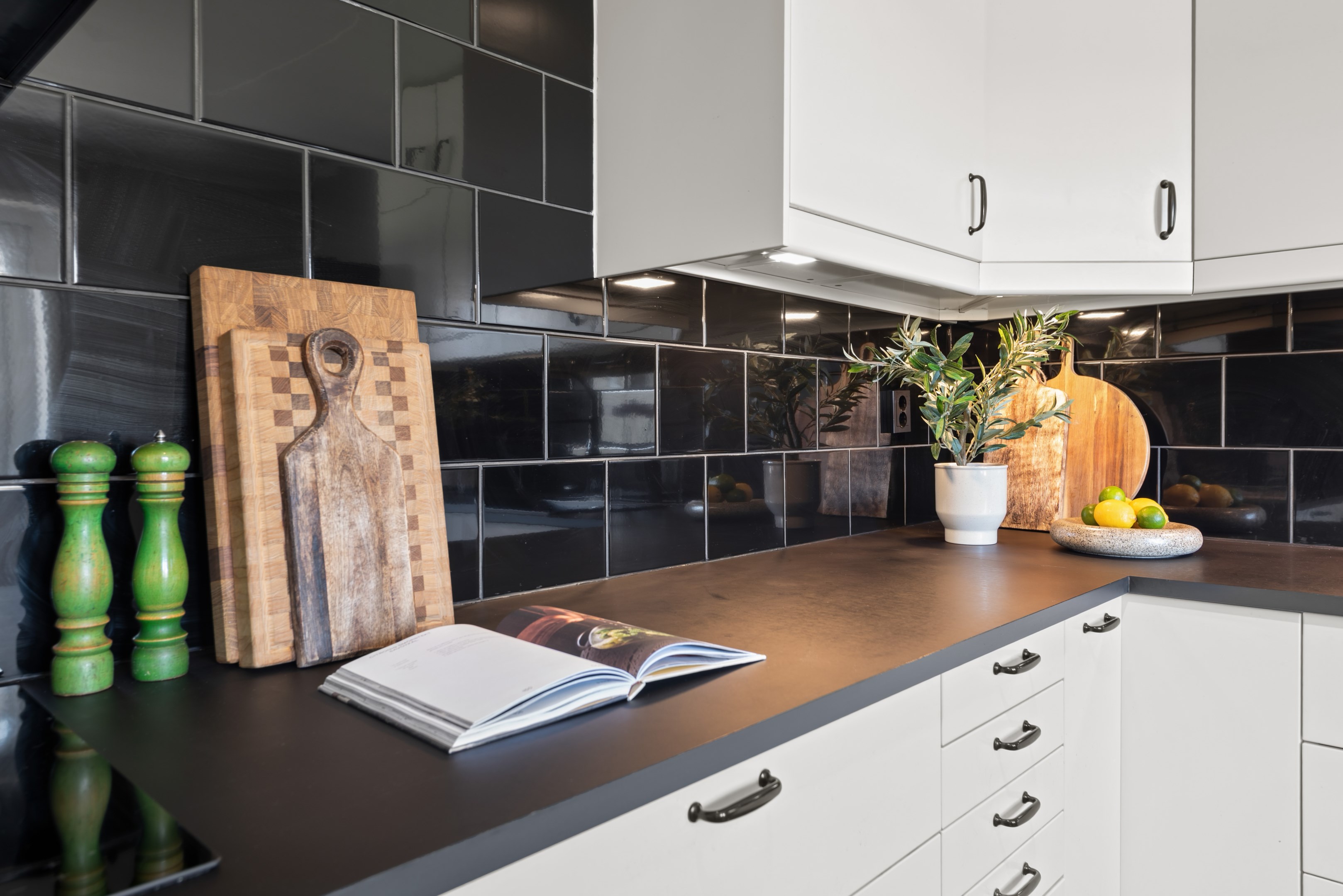 Kök med svart laminatbänkskiva