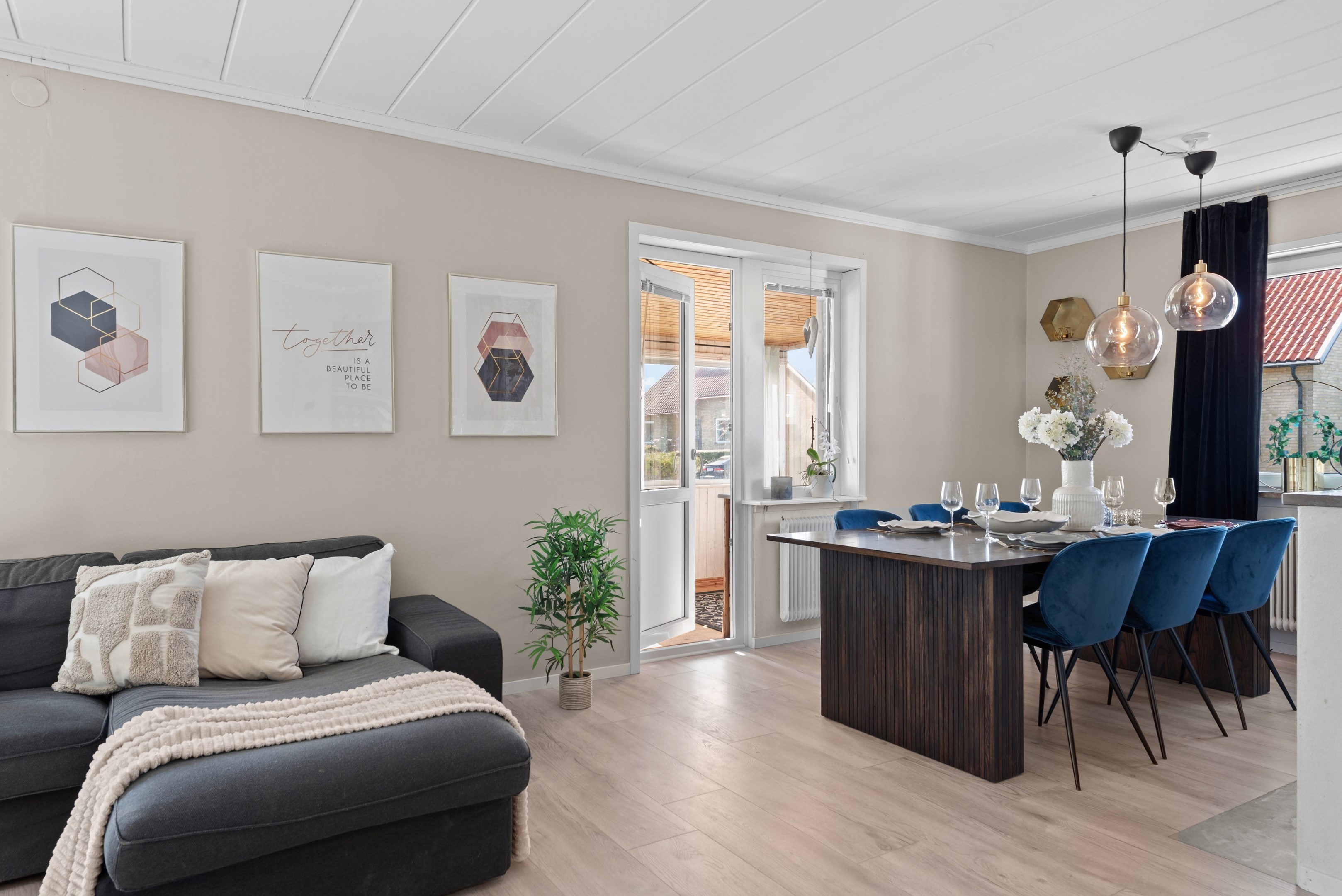 Vardagsrum med vy mot uterum