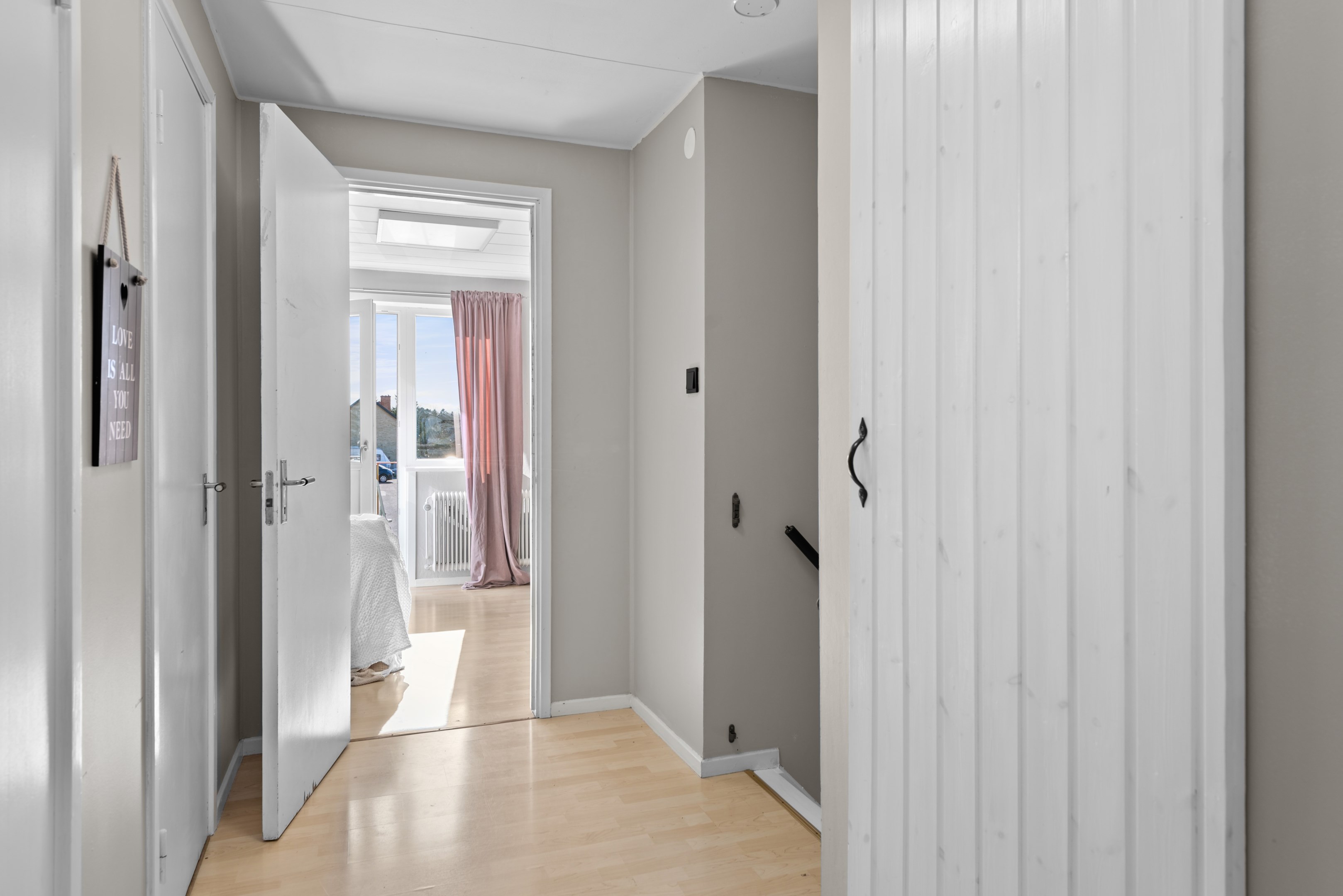 Hall på ovanvåningen med klädkammare till höger