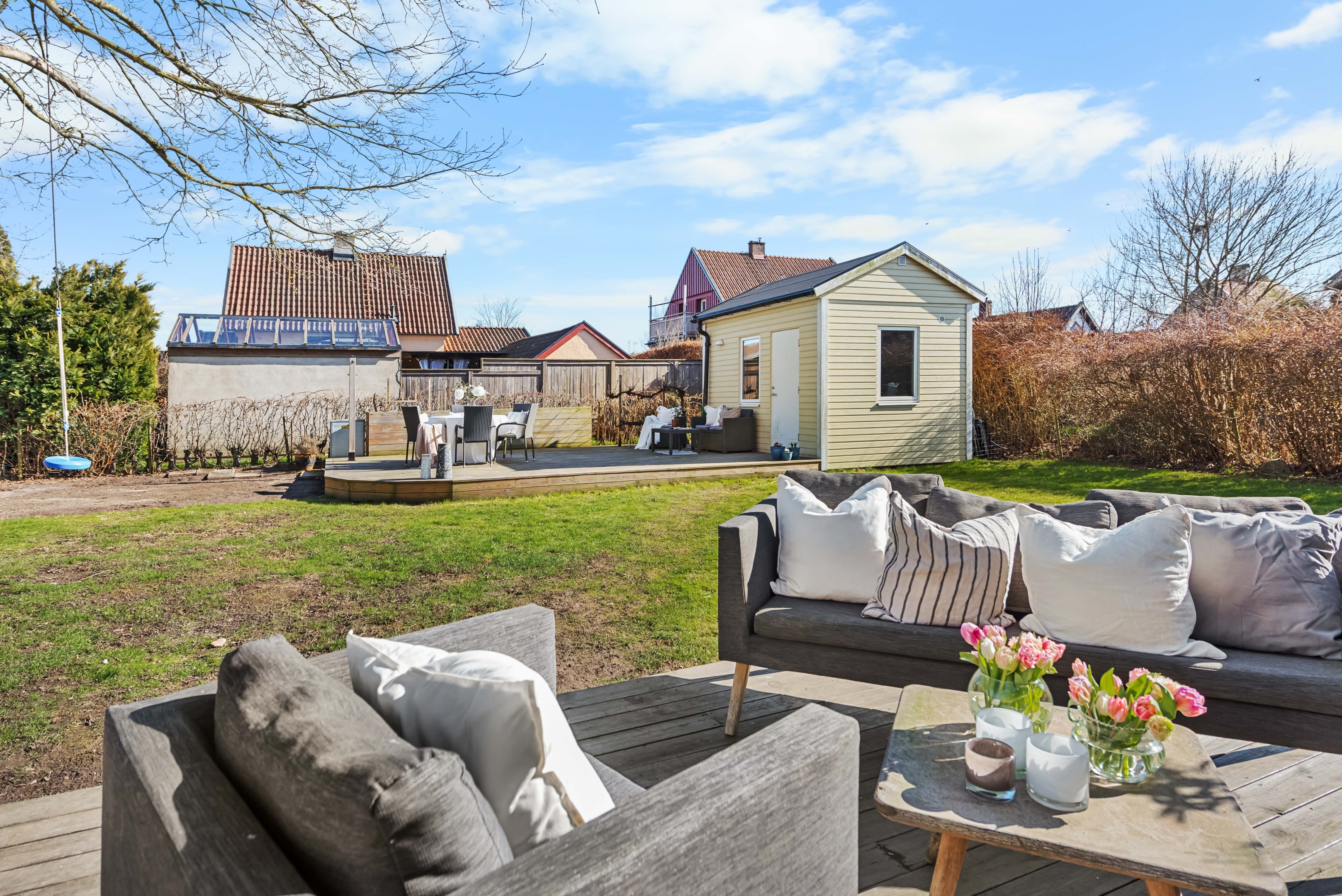 Uteplats precis utanför köket med trädäck