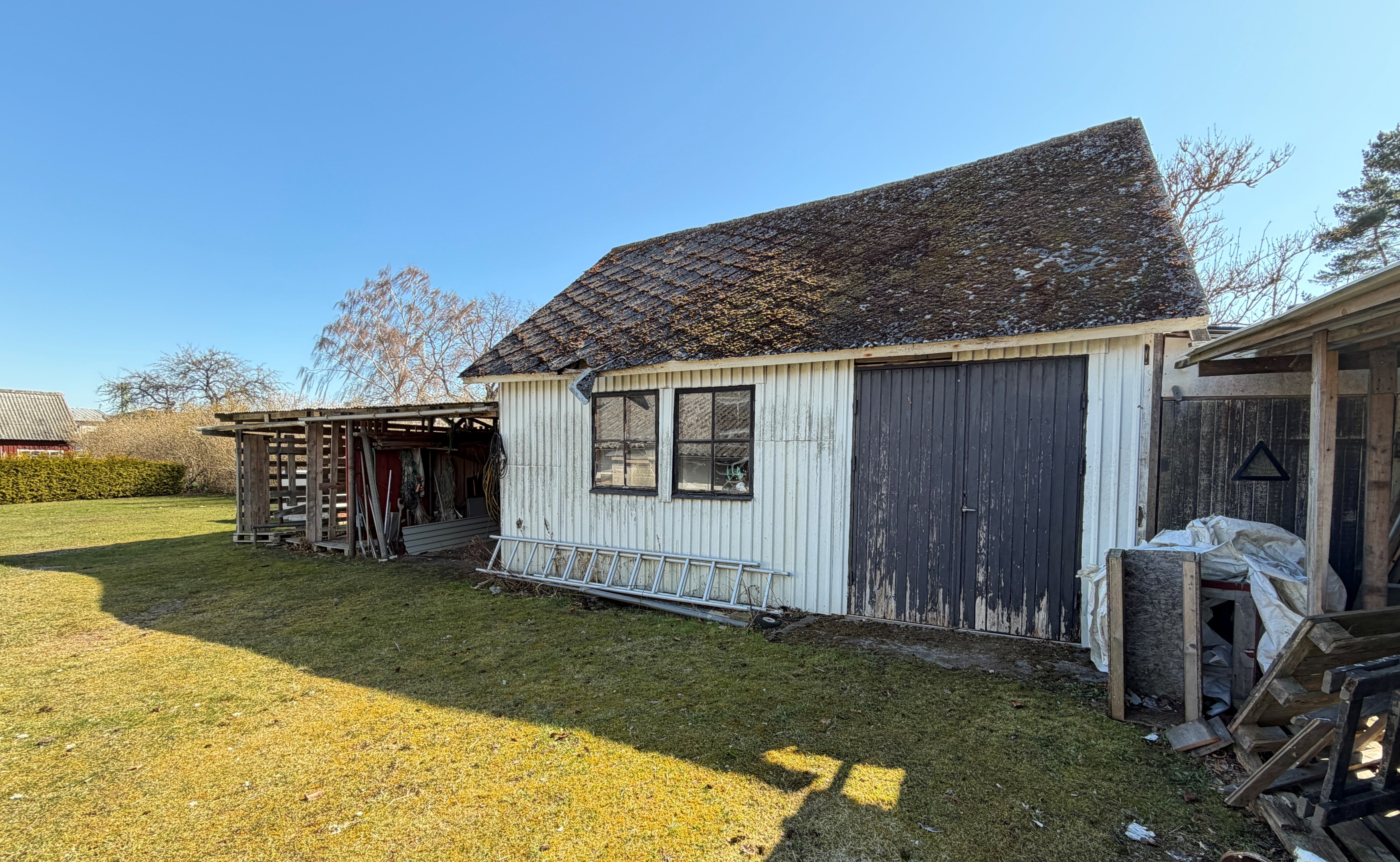 Uthus med intressanta maskiner