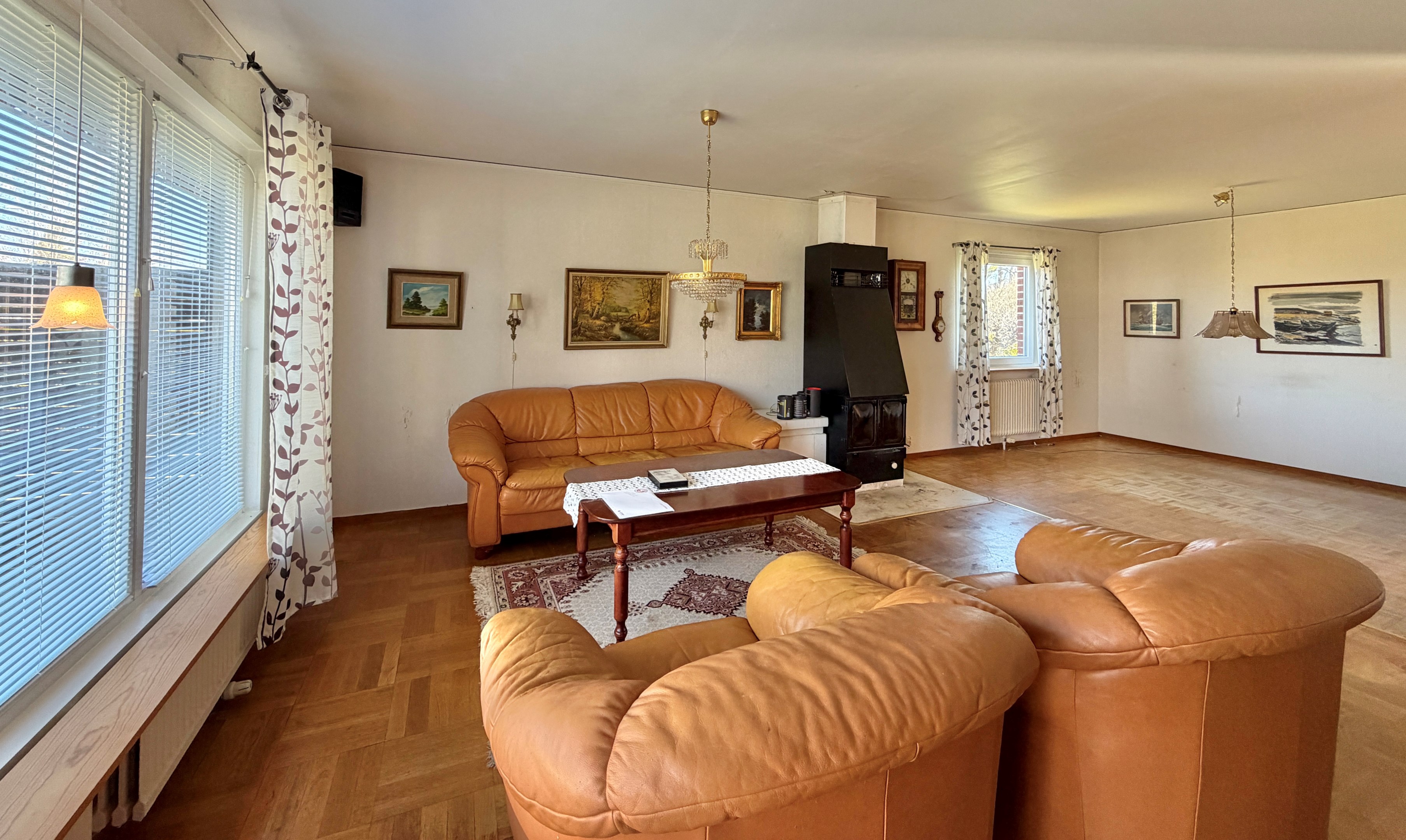 Vardagsrummet med kaminen