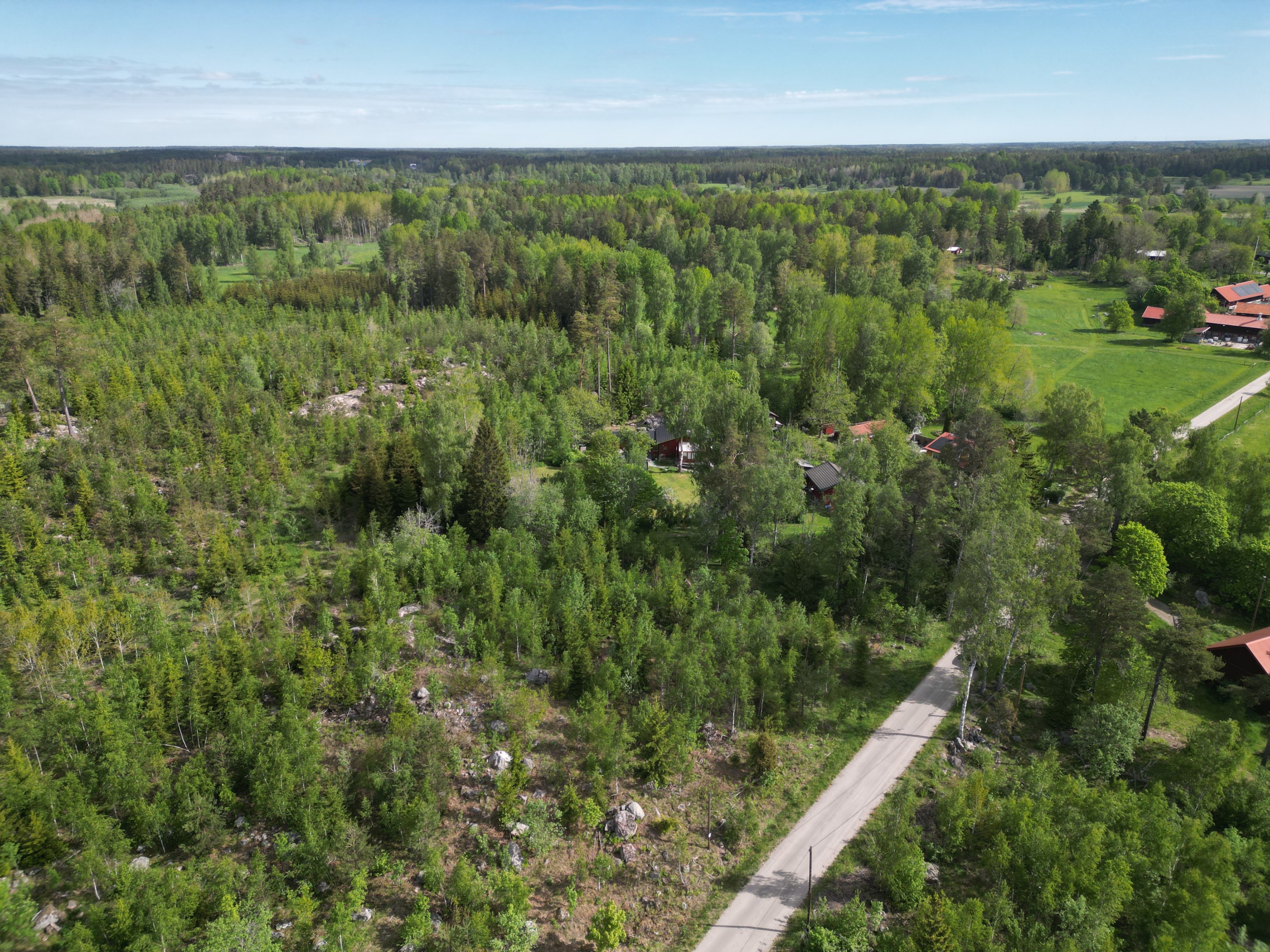 Två naturtomter varav en är såld. Utmed Rilandavägen Rö Norrtälje