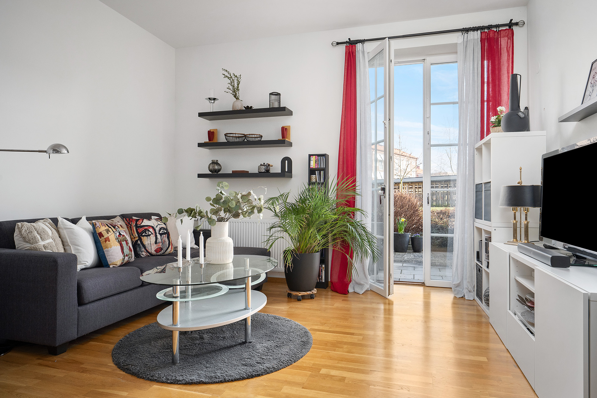 Vardagsrum i öppen planlösning med köket