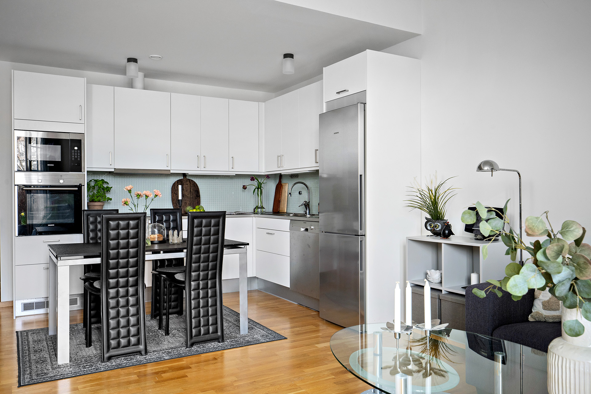 Vardagsrum och kök med högt i tak