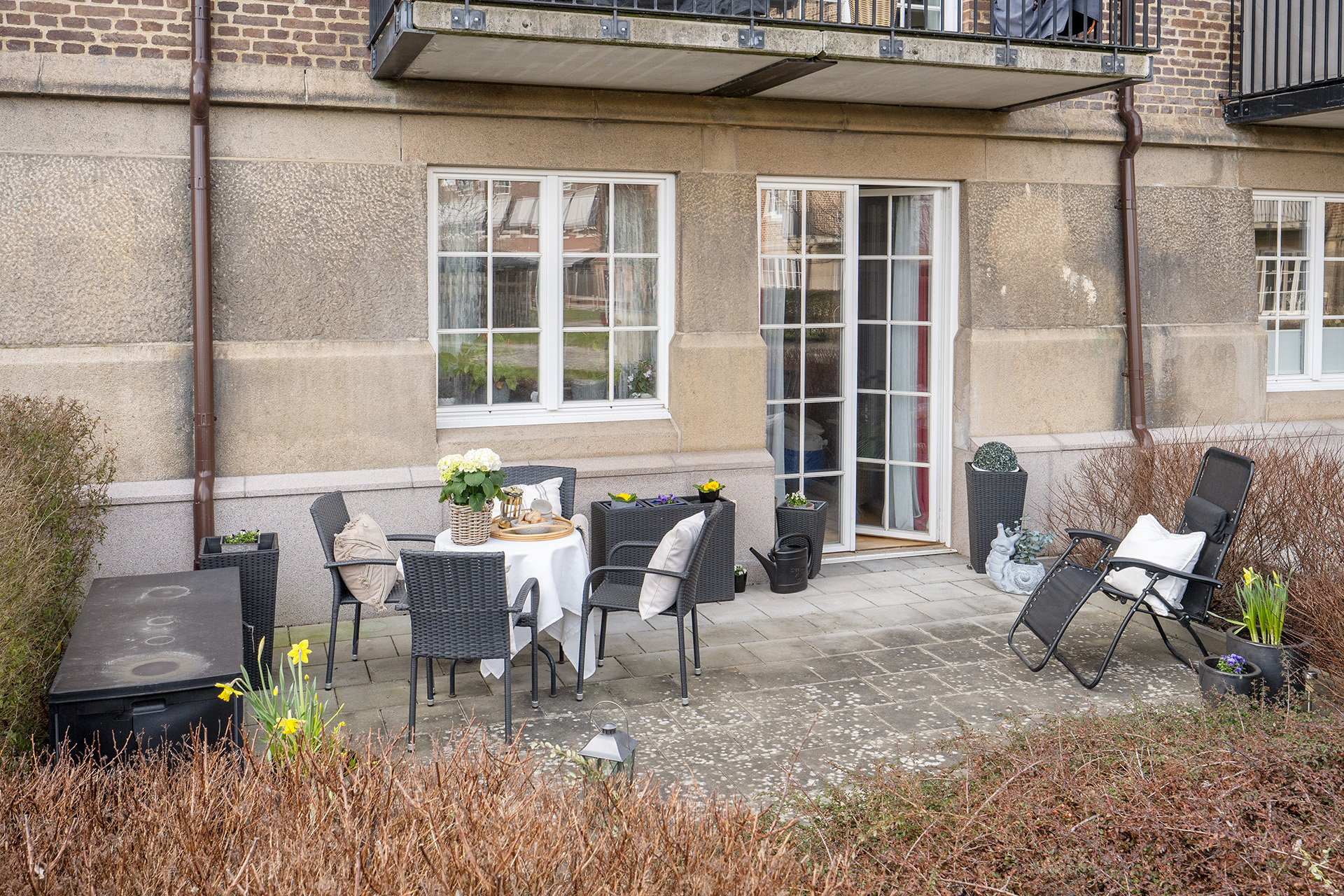 Härlig uteplats lite nedsänkt med grönska runt omkring