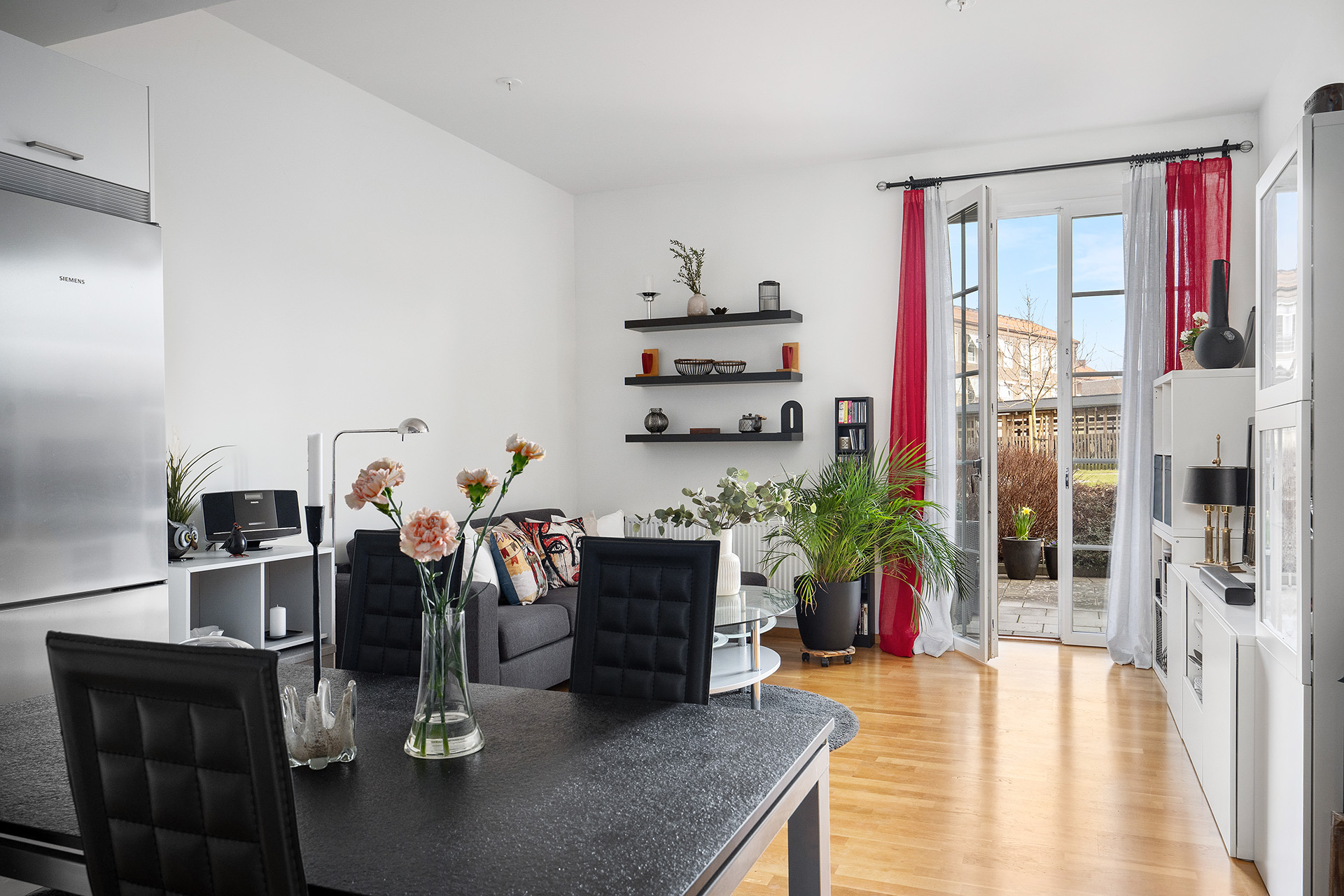 Kök i öppen planlösning och utgång till uteplats