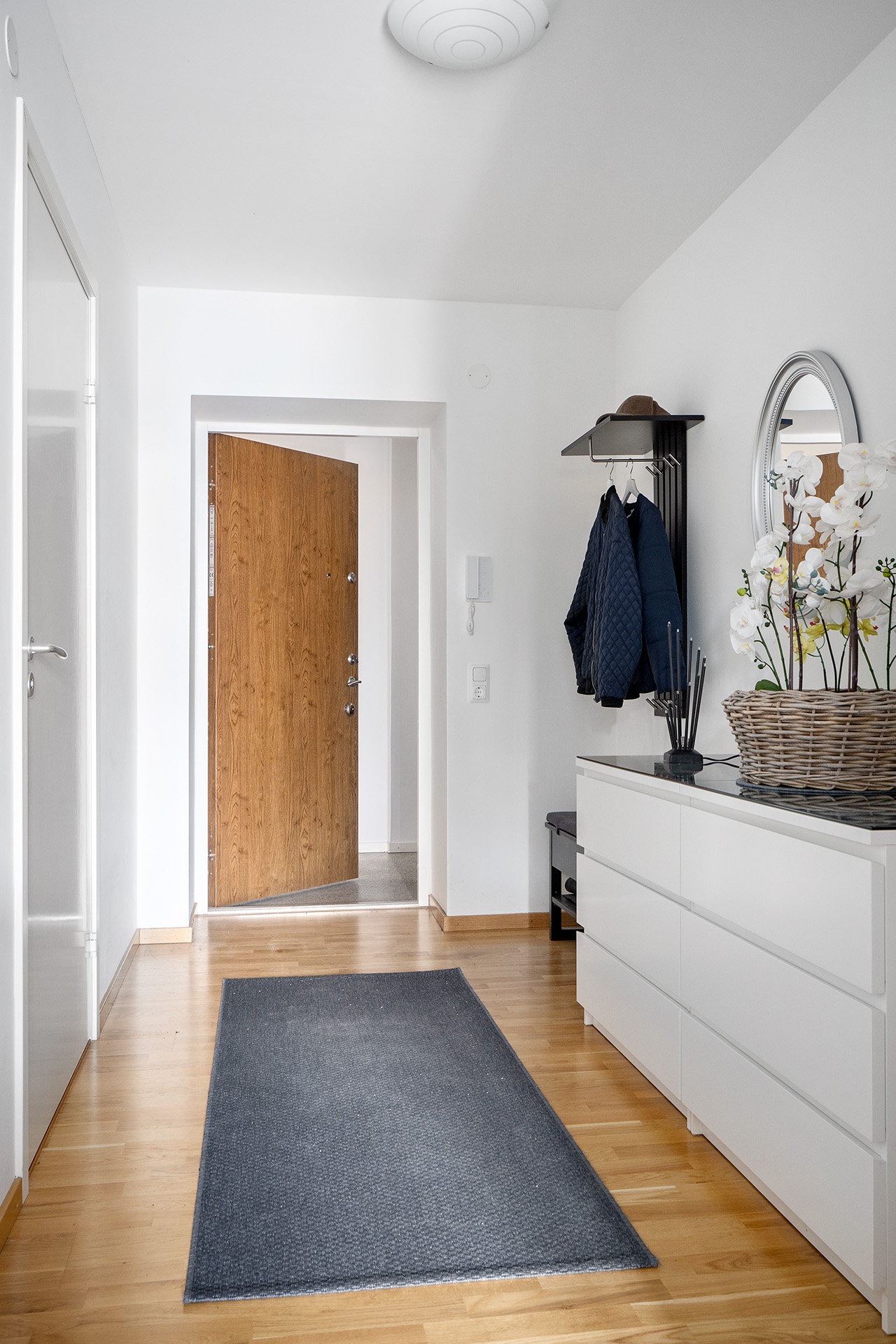 Hall med vy mot entré