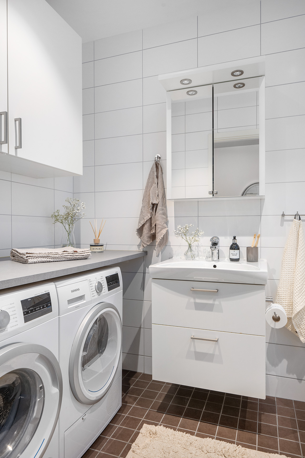 Extra skåp ovanför tvättmaskin och torktumlare