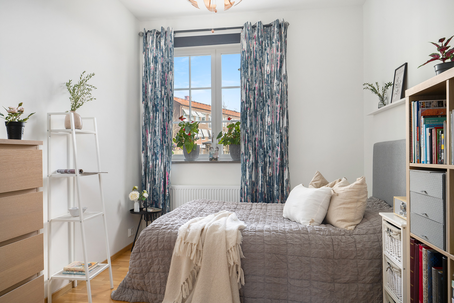 Sovrum med fönster mot uteplats