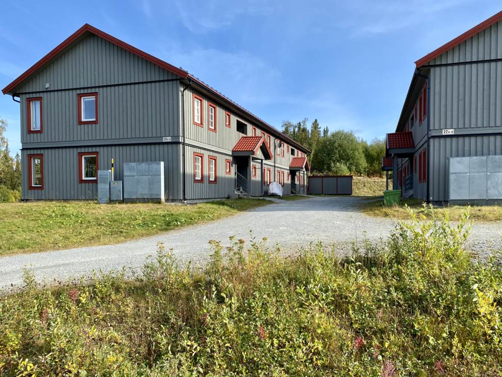 Funäsdalshöjden 20 A, närmast, på övre plan.