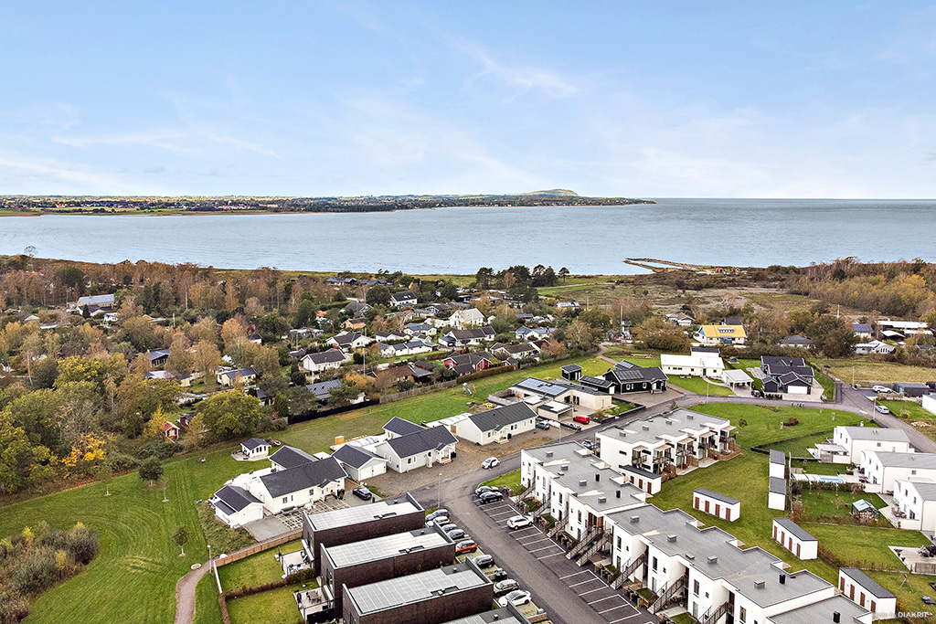 En kort promenad från sandstrand och sköna bad i havet!