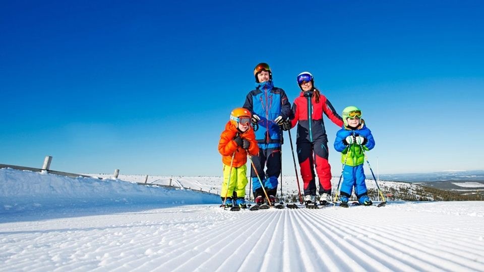 Sol & snö., lyckliga dagar tillsammans på fjällets vita vägar