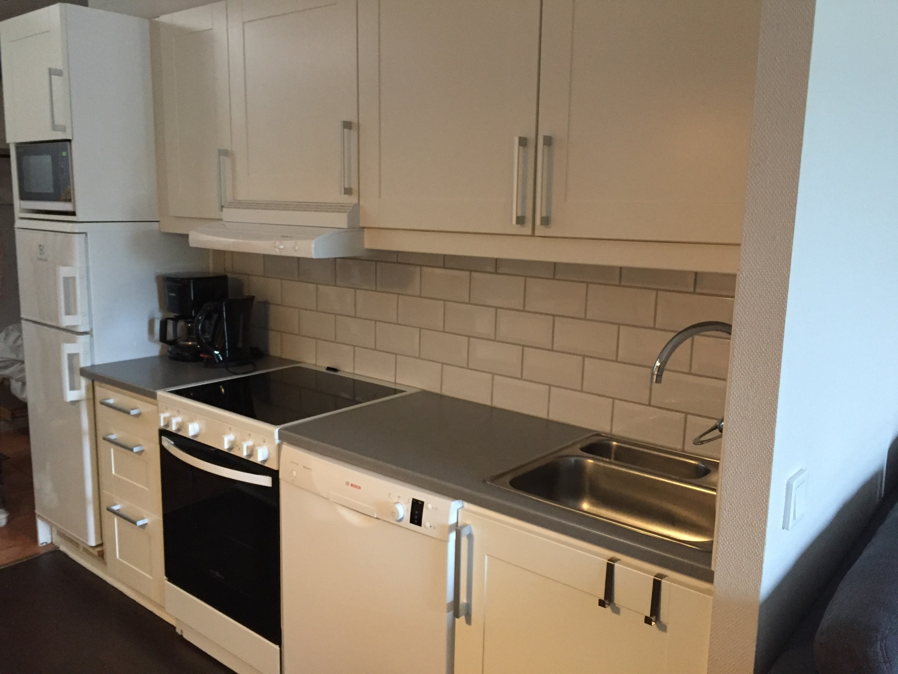 Köket är fullt utrustat med spis kyl frys diskmaskin och mikrovågsugn