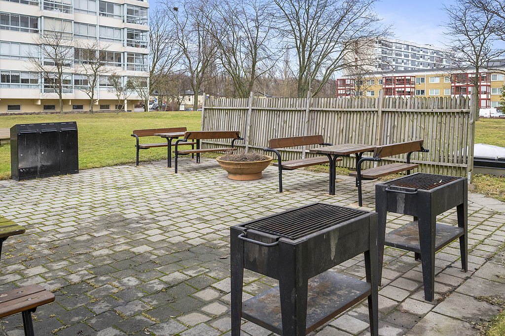 Stensatt uteplats med grillmöjlighet