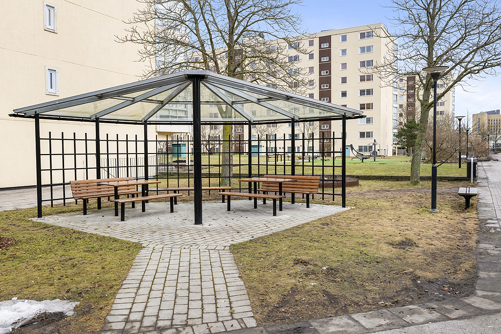 Underbar uteplats under tak