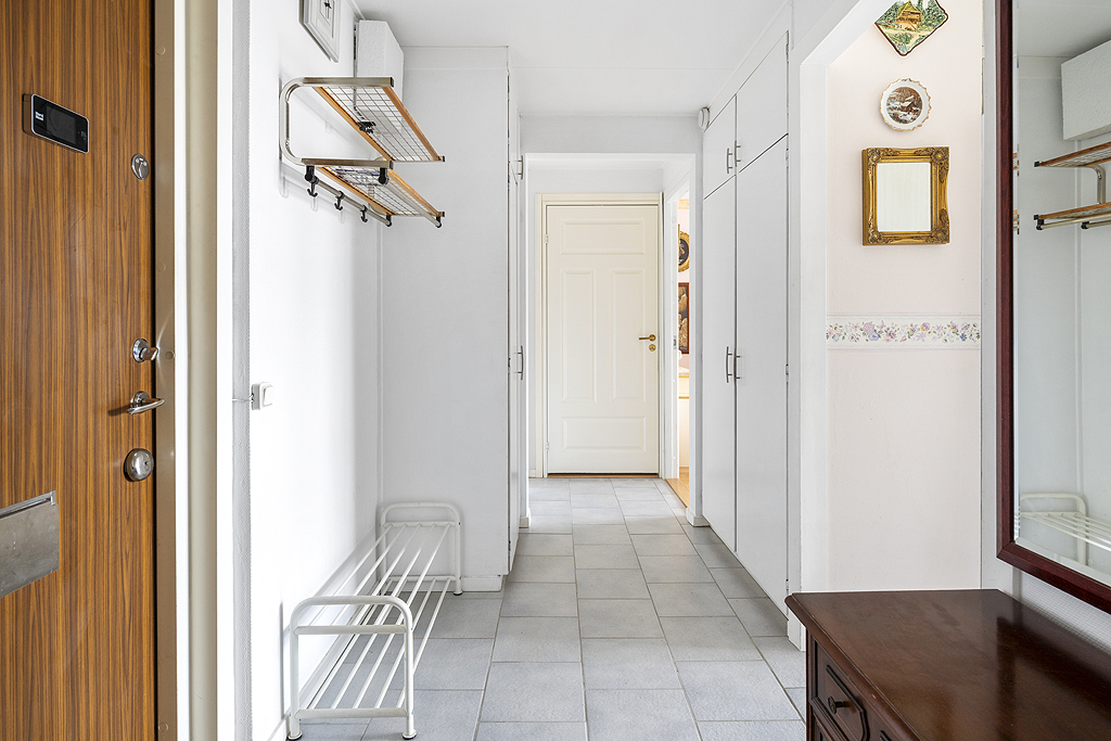 Hall med bra förvaring och plats för avhängning