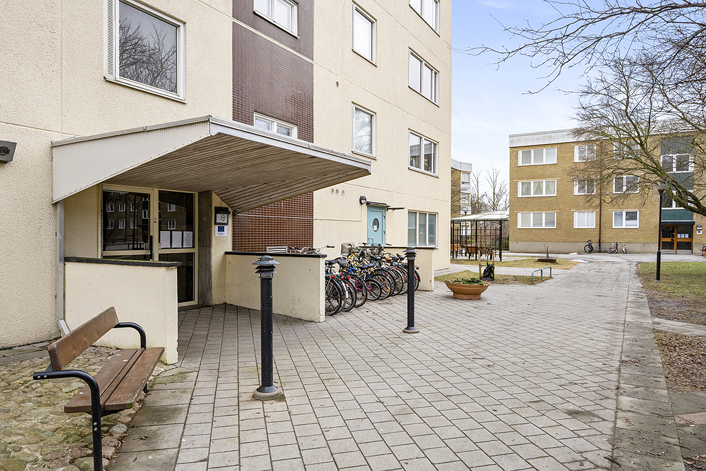 Entré med cykelställ framför