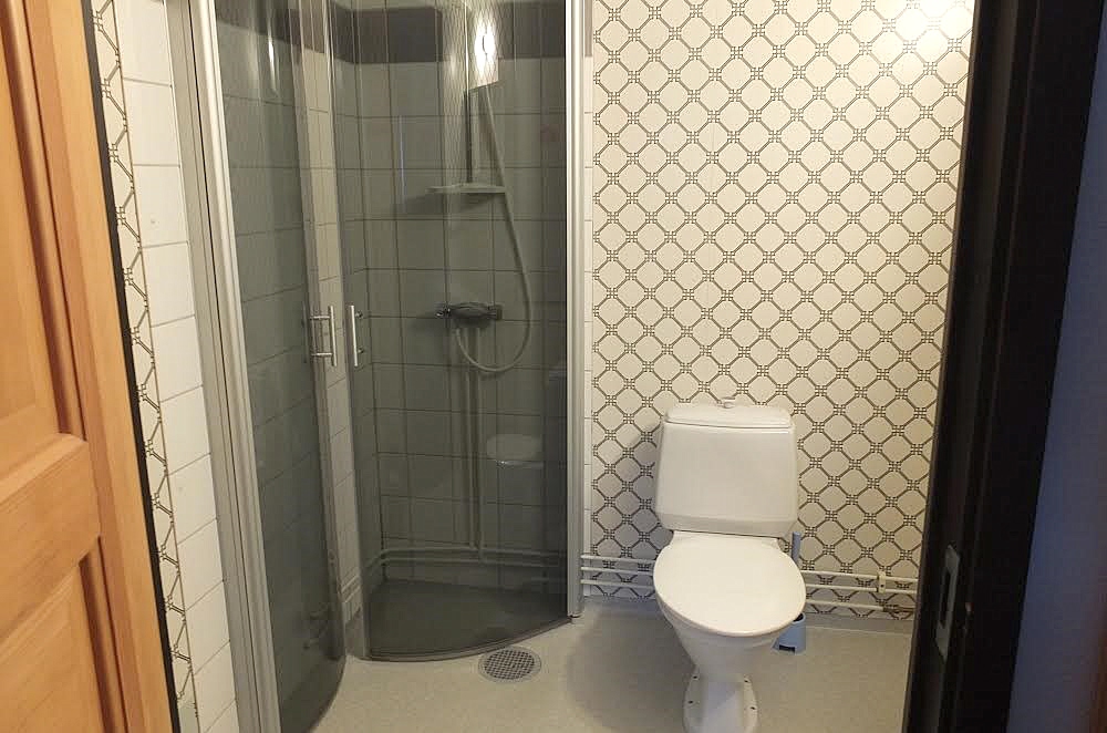 Bild på badrummet som kommer att renoveras.