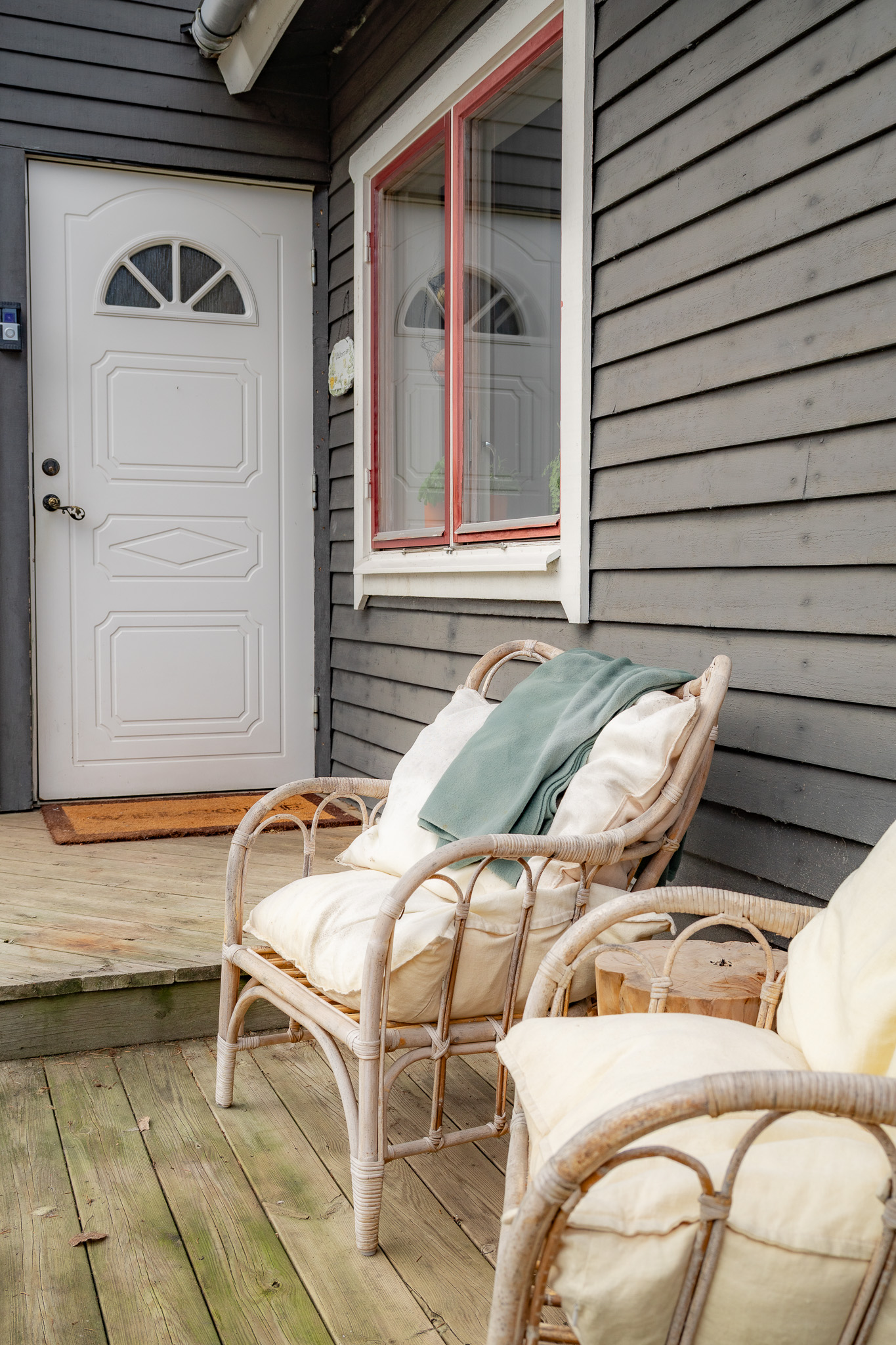 En av flera uteplatser, denna vid entren gör sig fint med morgonkoppen