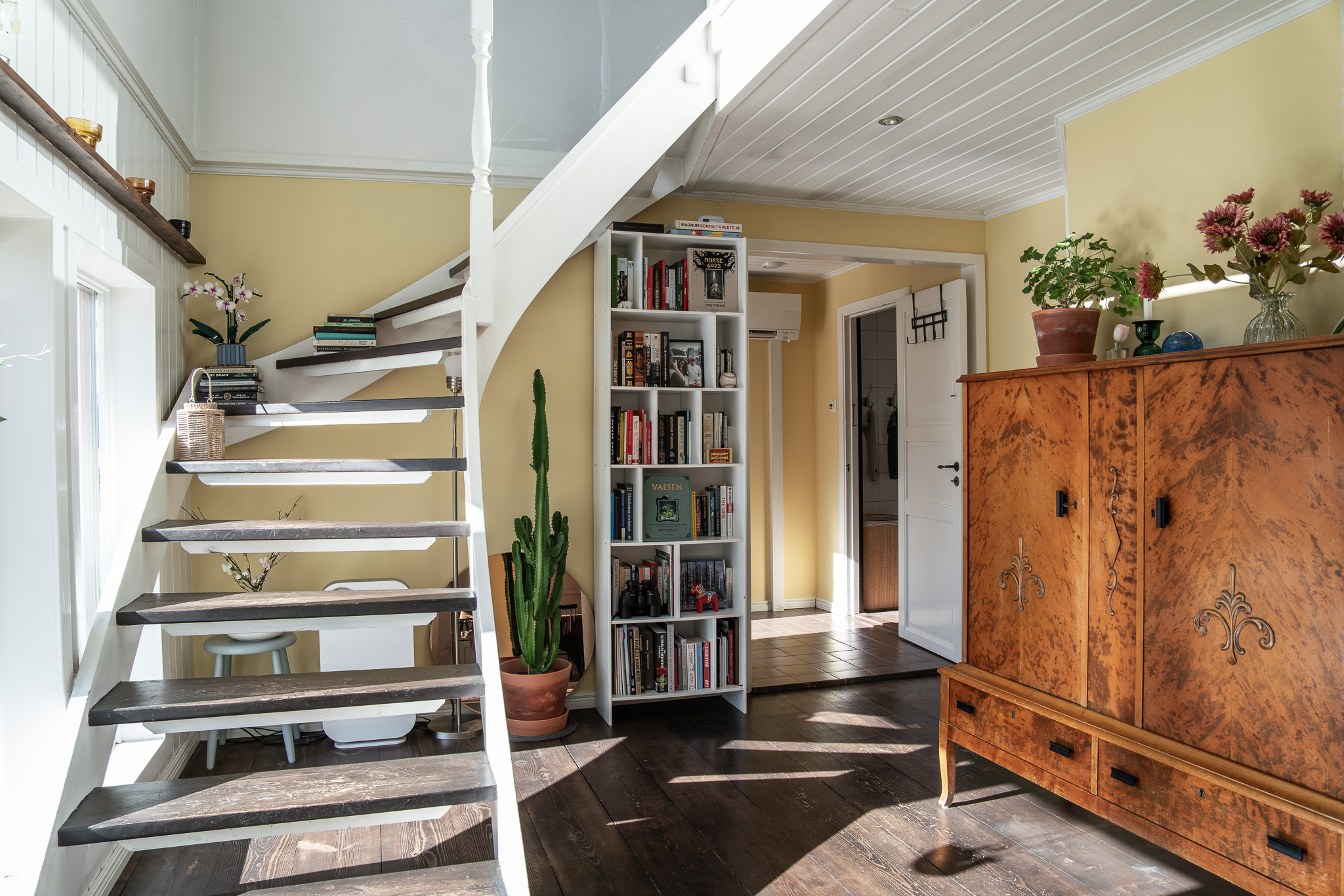 Hallen är ljus och har delvis högt till tak