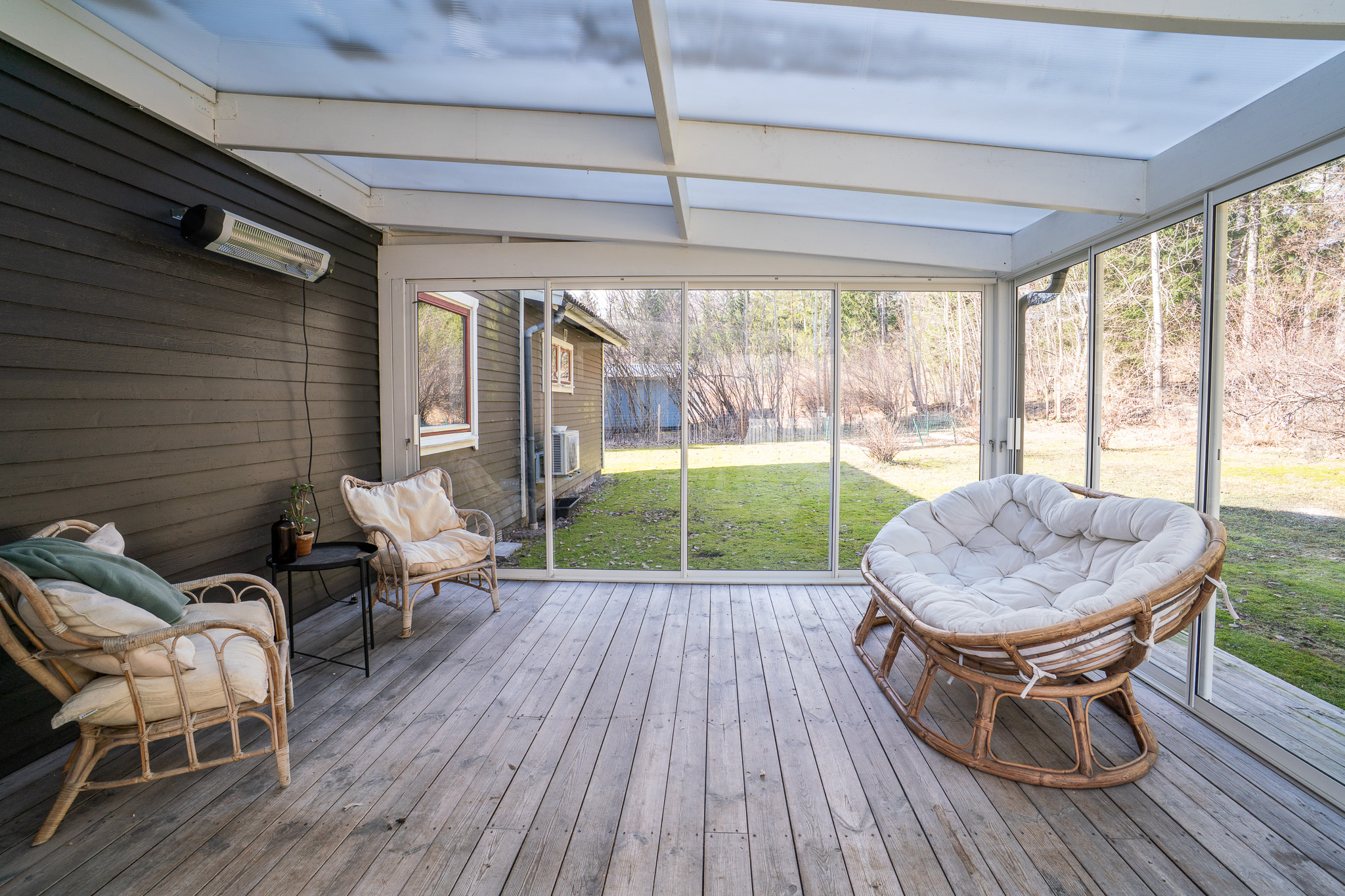 Inglasat uterum med direkt access till gräsytor på baksida