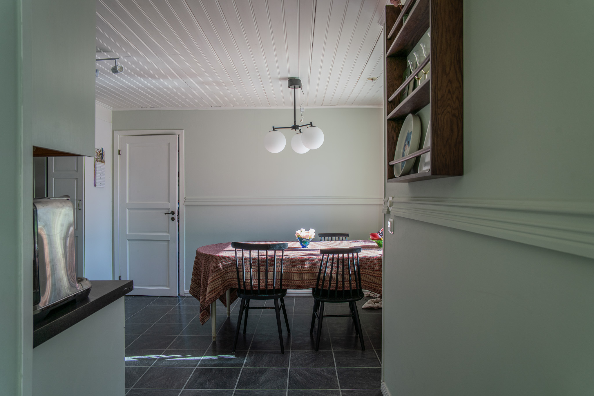 Rymligt kök med ett sovrum i bortre änden