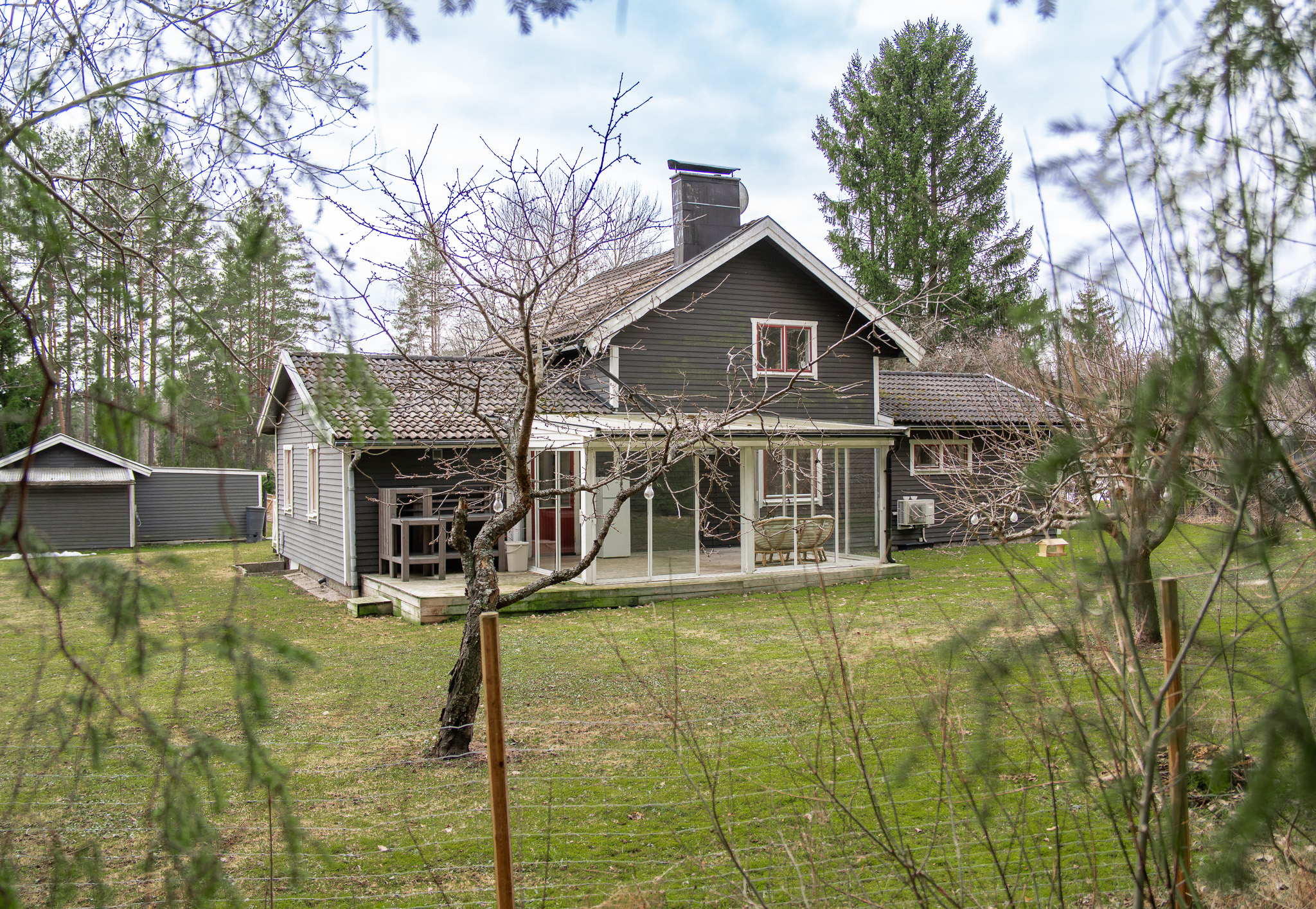 Huset sett från skogsbrynet