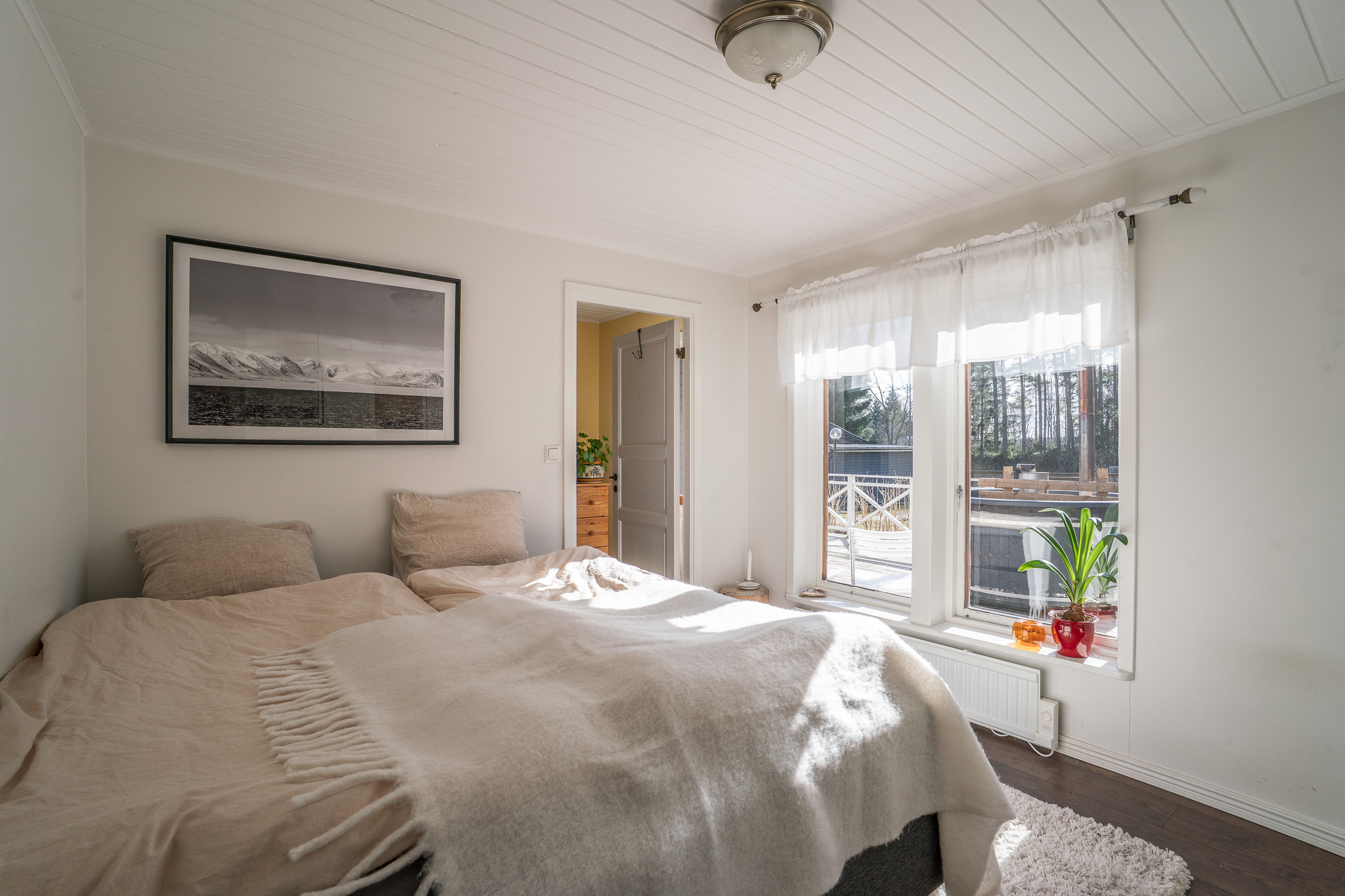 Ljuvligt sovrum med fönster i söderläge