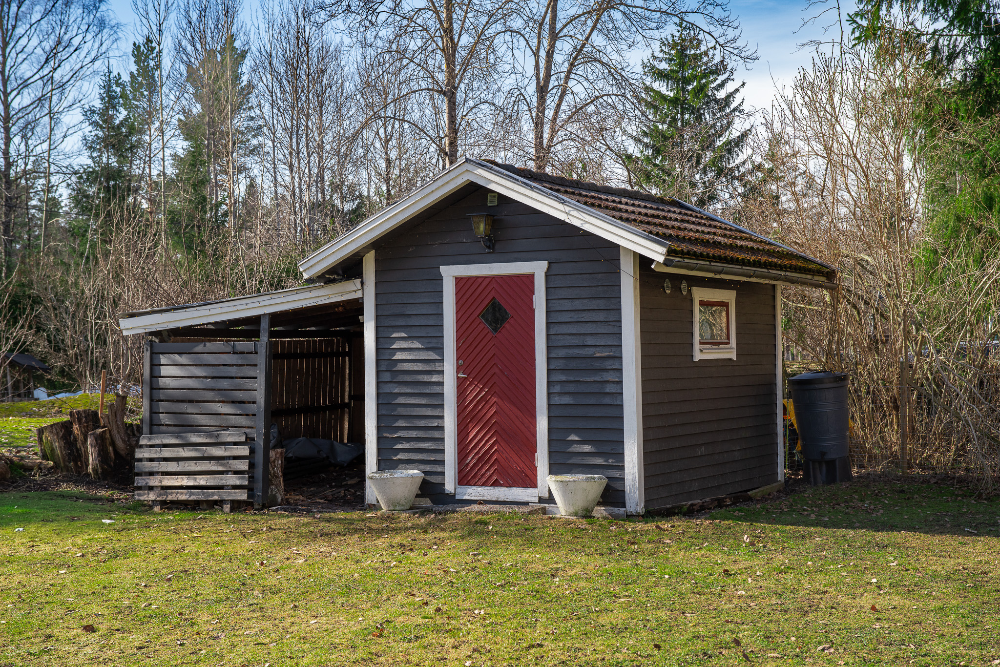 Friggebod med tillhörande vedförråd