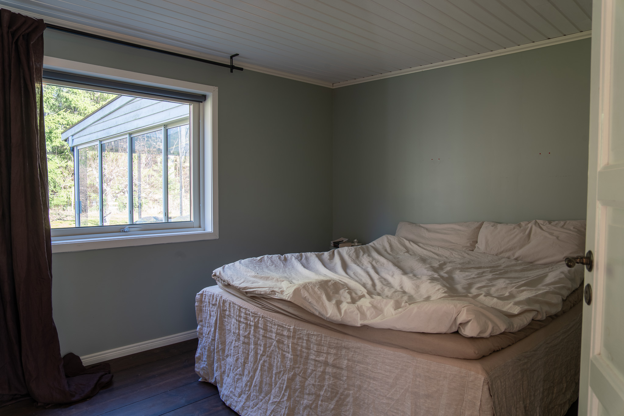 Stora sovrummet med plats för säng och klädförvaring