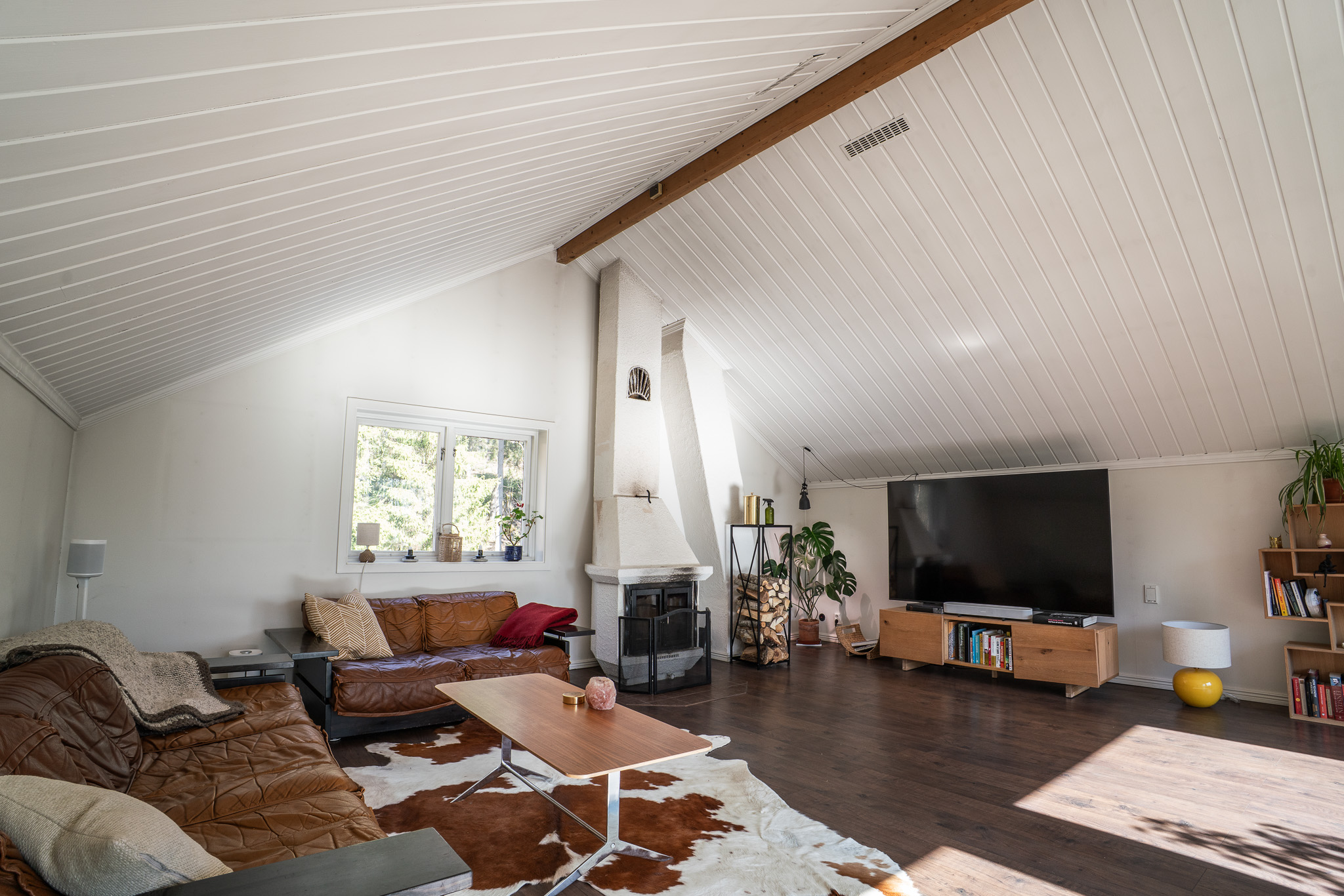 Högt till tak och värmande brasa