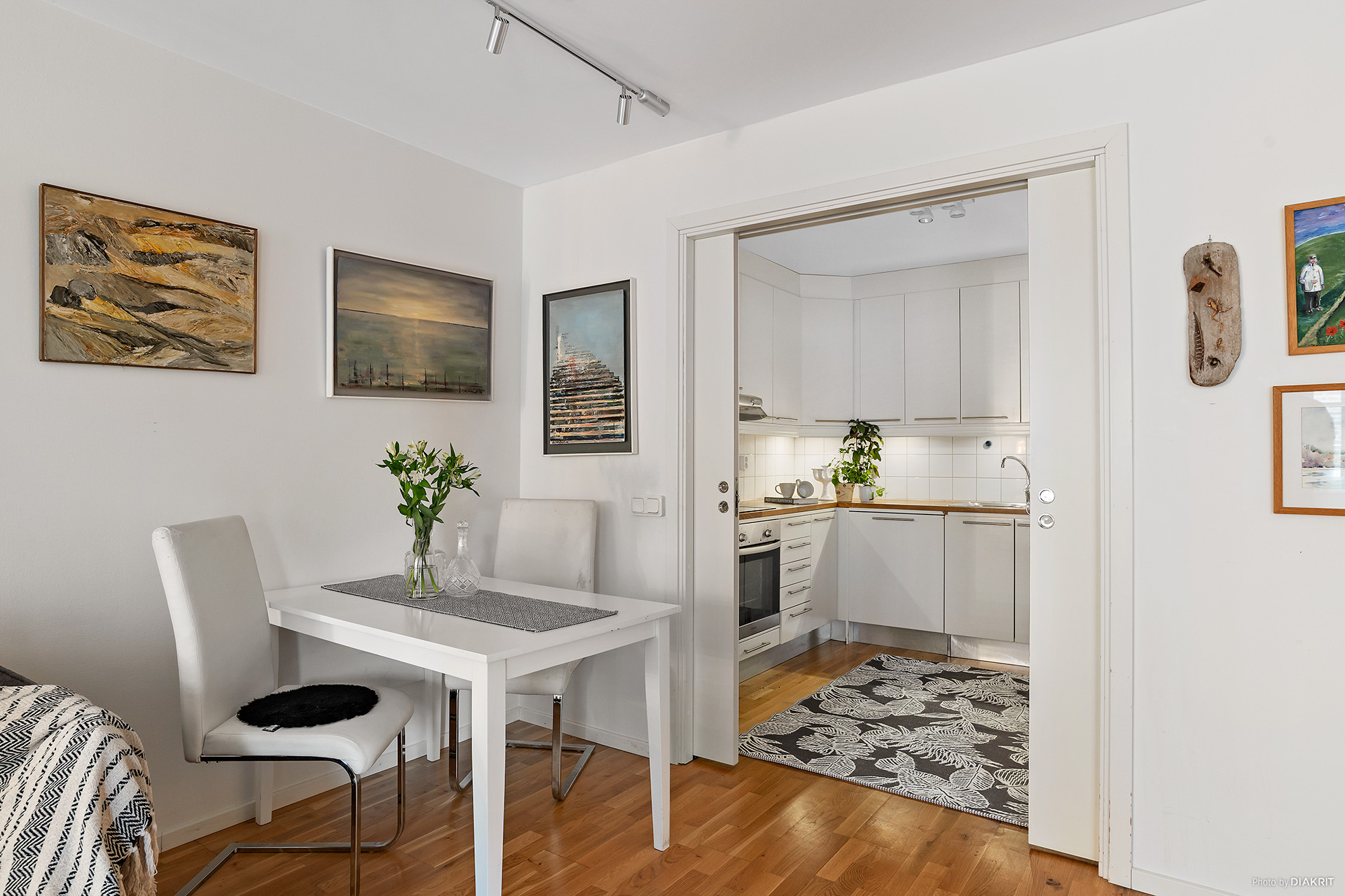 Matbord med insikt till kök