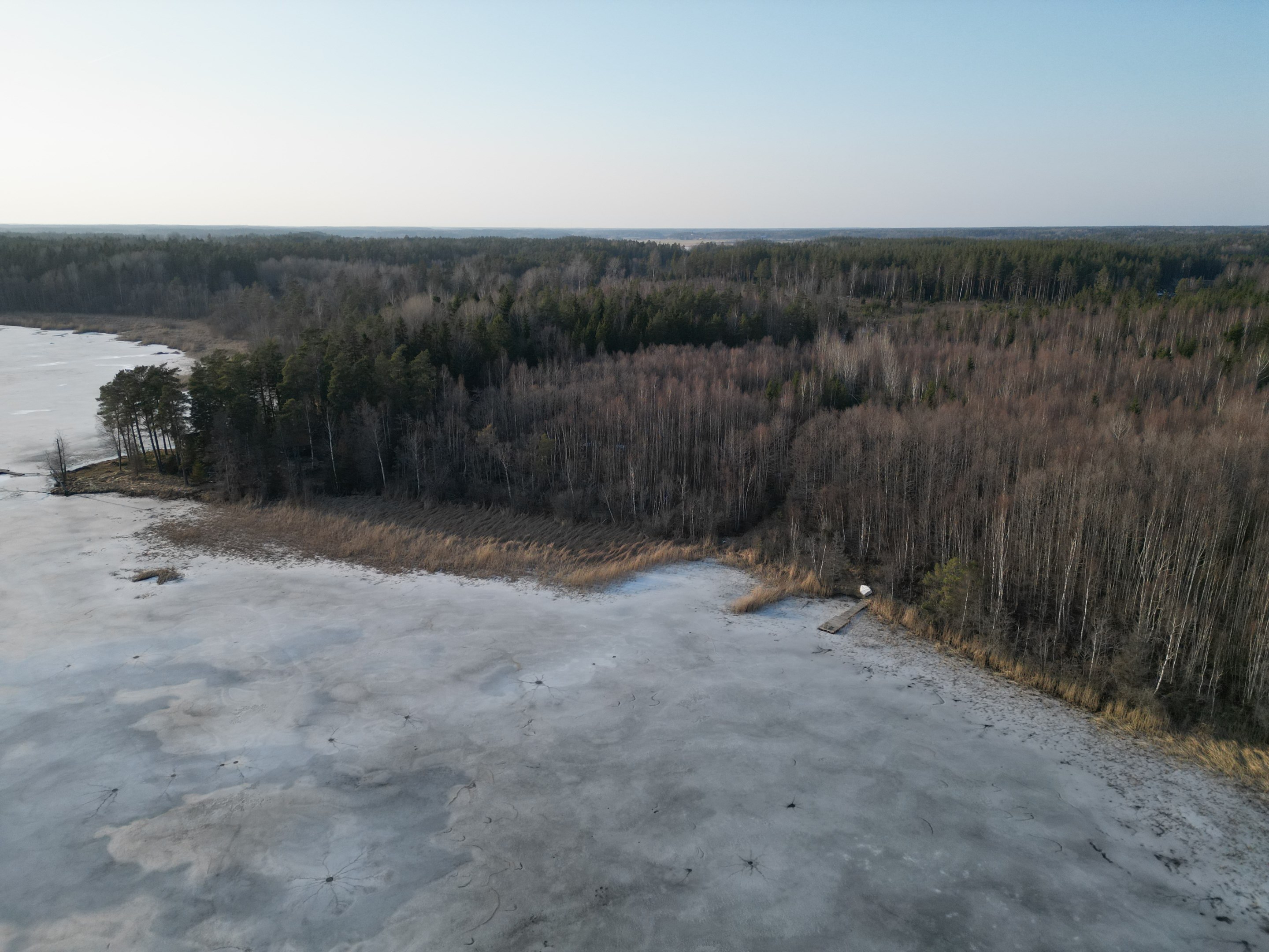 Drönarbild skifte 2 vid sjön Uttran där en Sjöstuga/Jaktstuga finns