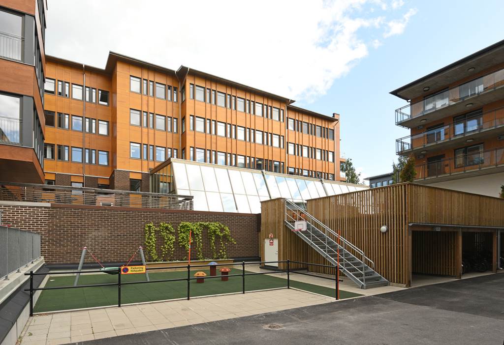 Lekplats och cykelgarage innergård