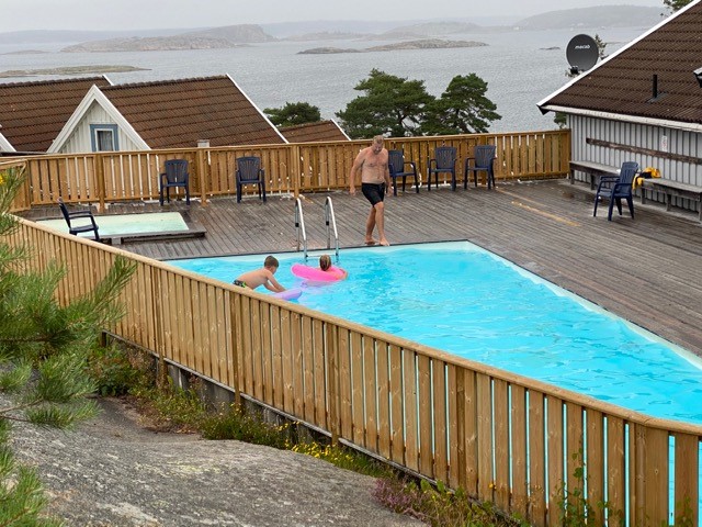 Brf Capri erbjuder både poolområde och havsbad