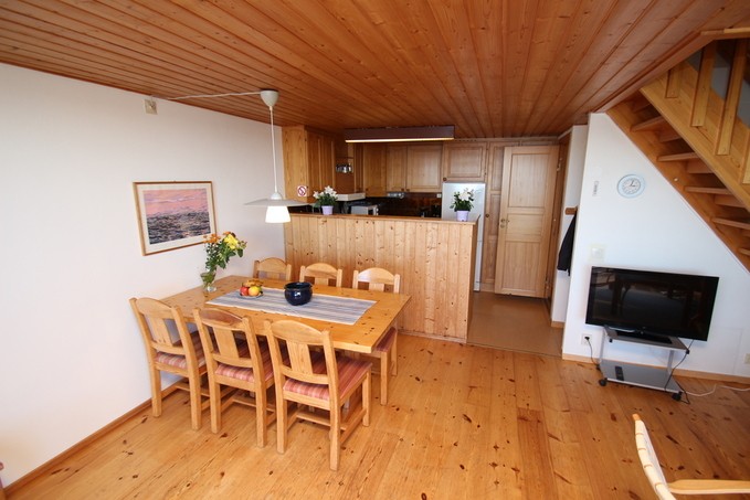 Matplats och kök i öppen planlösning ger ett socialt boende