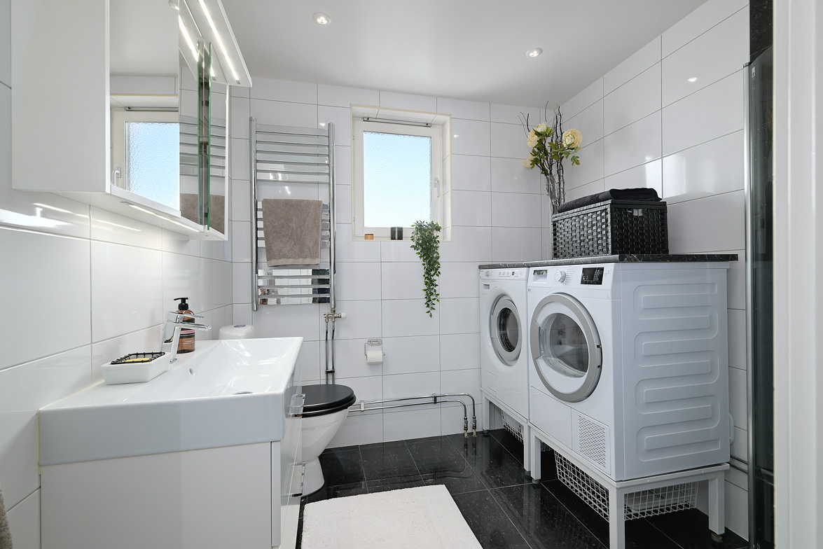 Badrum med tvättavdelning