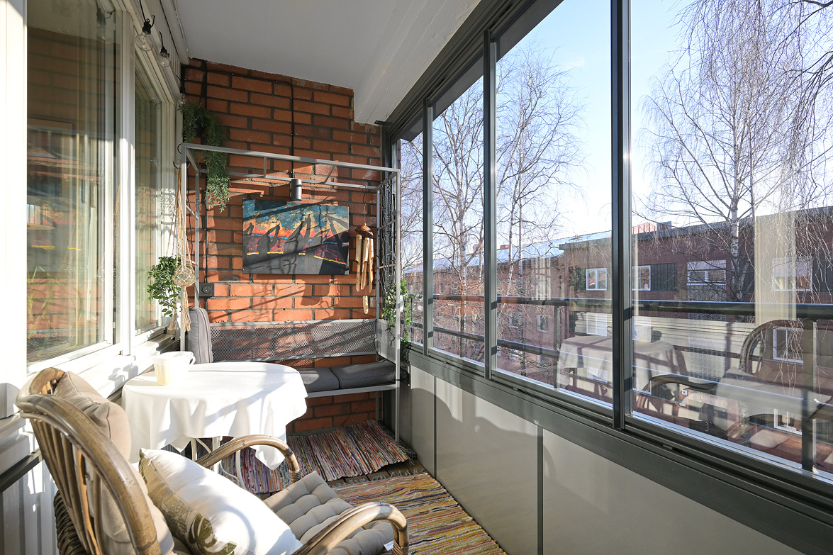 Inglasad balkong som nås från vardagsrummet