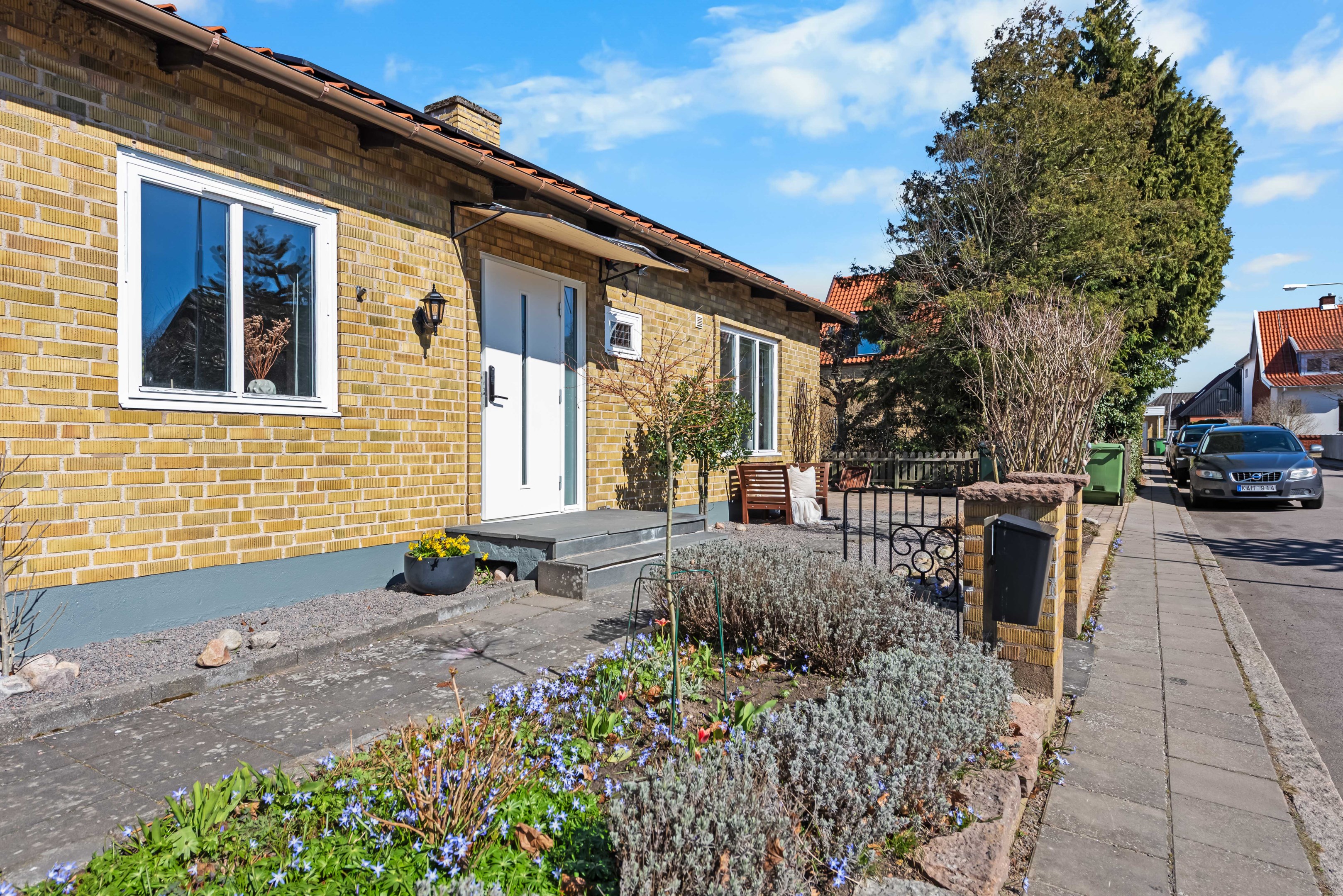 Vacker framsida med växtlighet