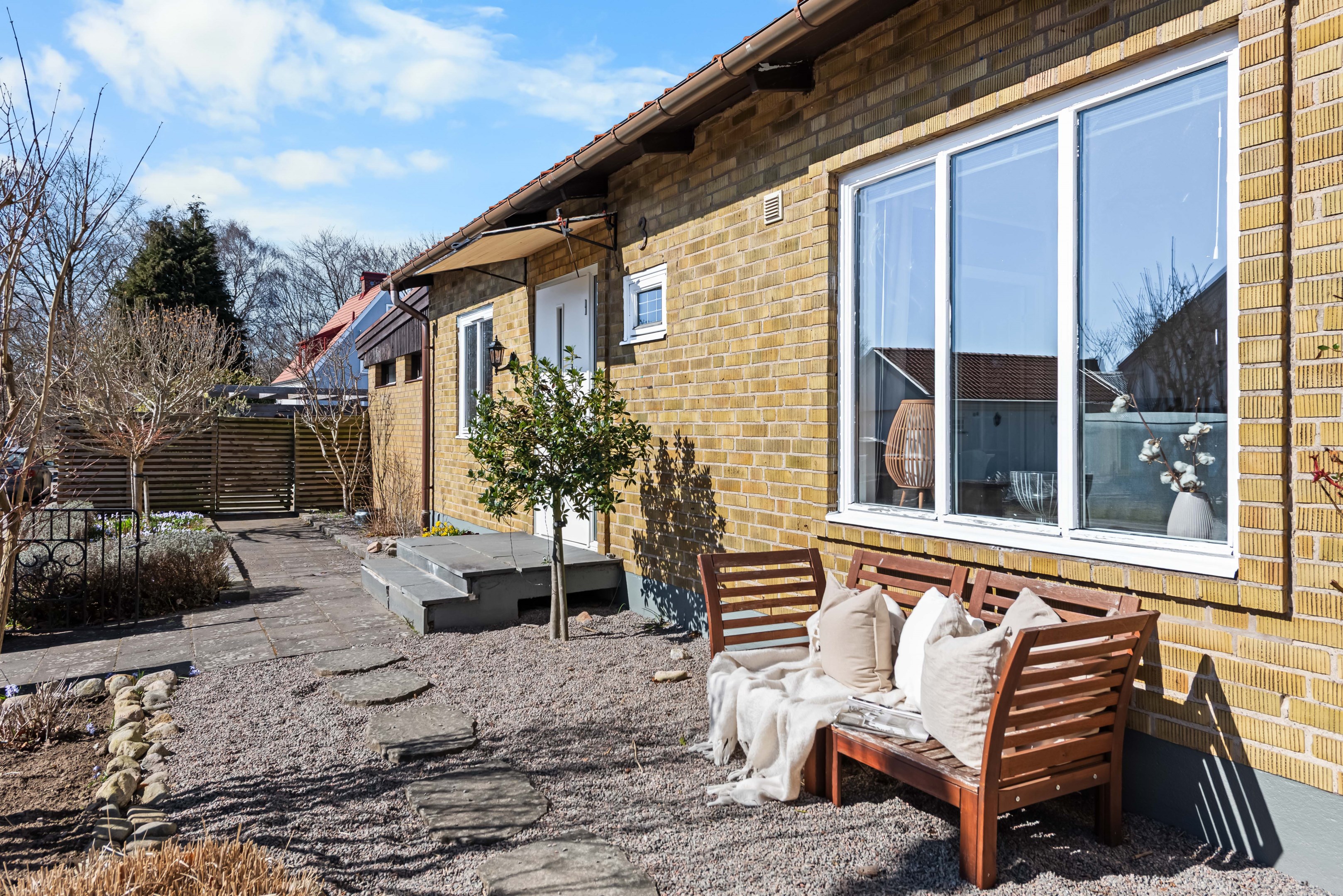 Husets framsida - fönster mot sovrum/kontor