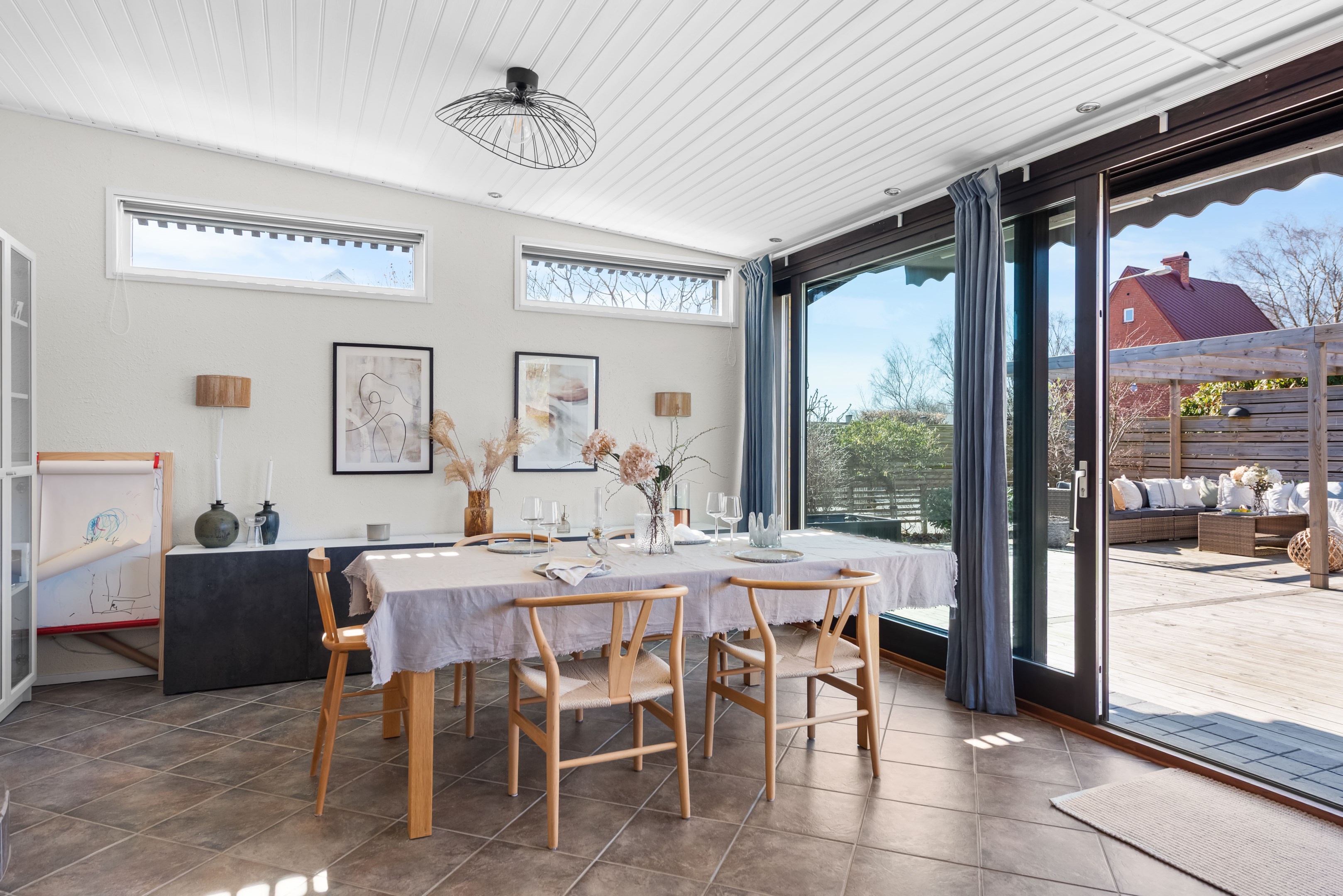 Vardagsrum ett steg ner med Hajom Glaspartier