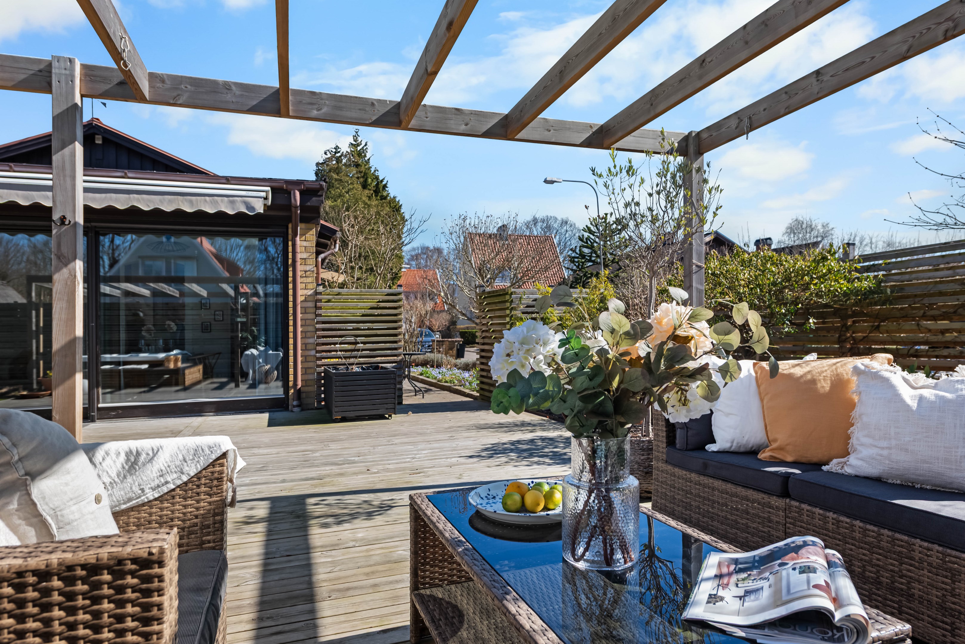 Pergola över trädäck där du kan sätta upp en segelduk