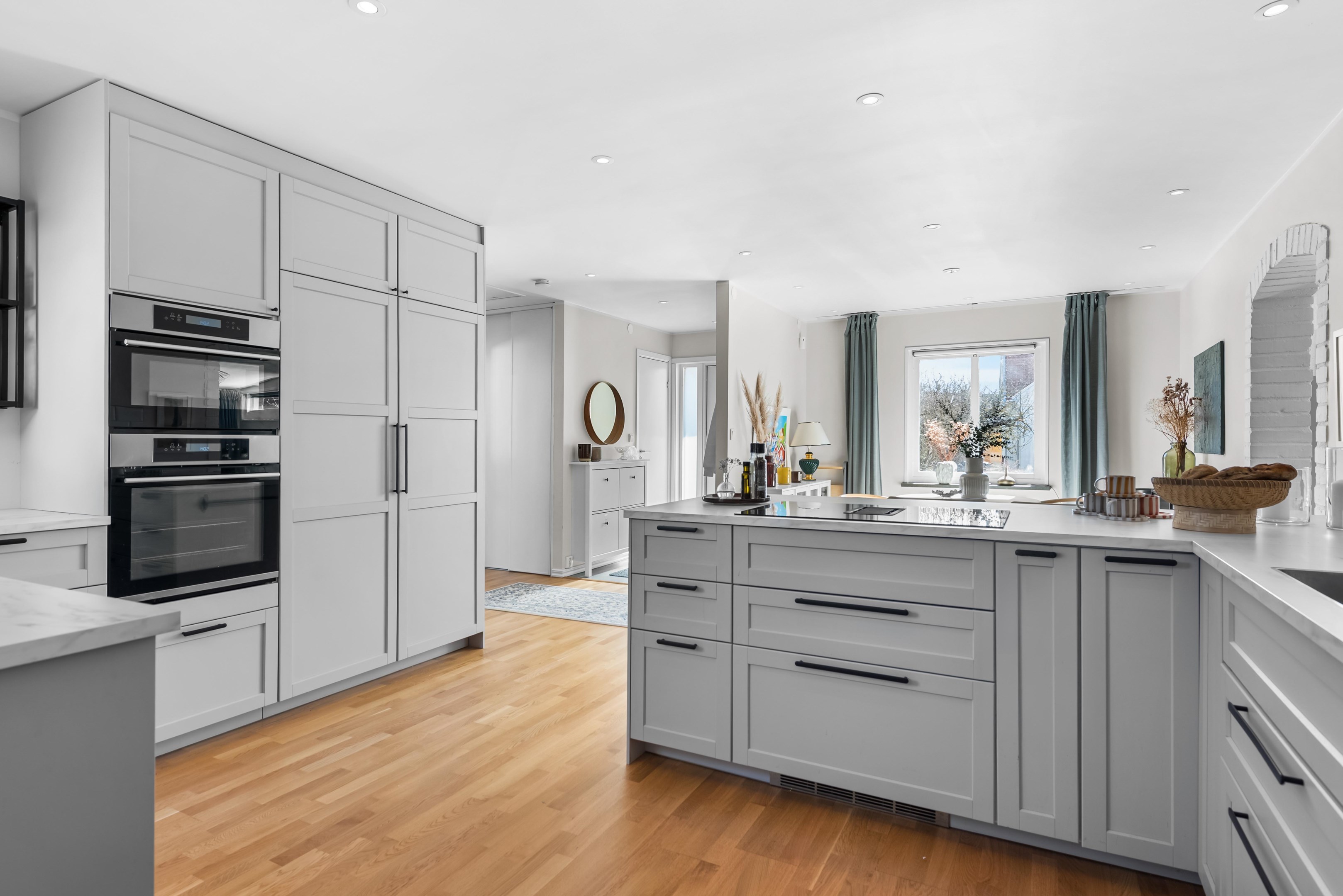 Renoverat kök från Ikea. Gott om plats