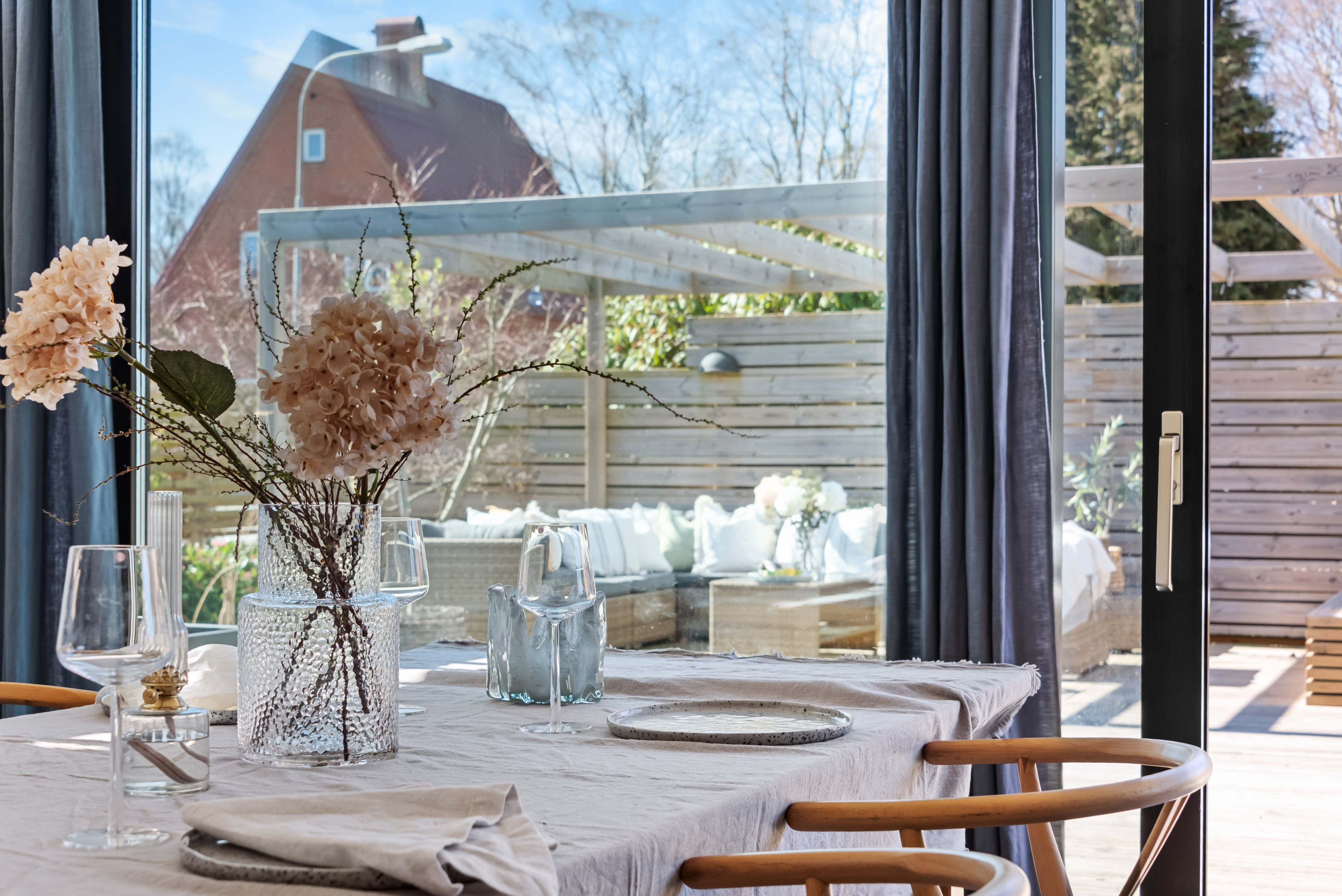 Här njuter du av solen och trädgården