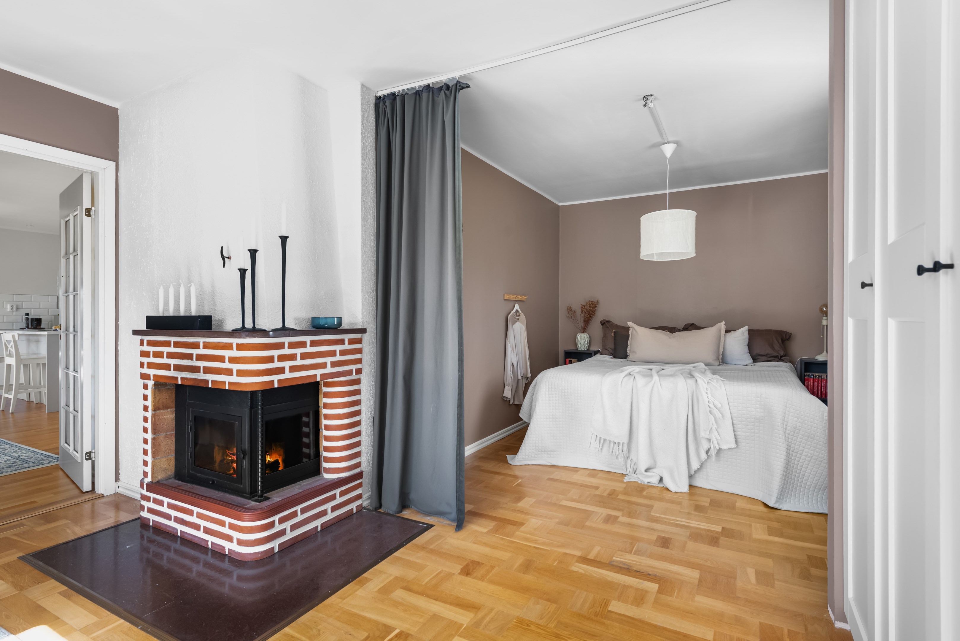 Masterbedroom med egen öppen spis