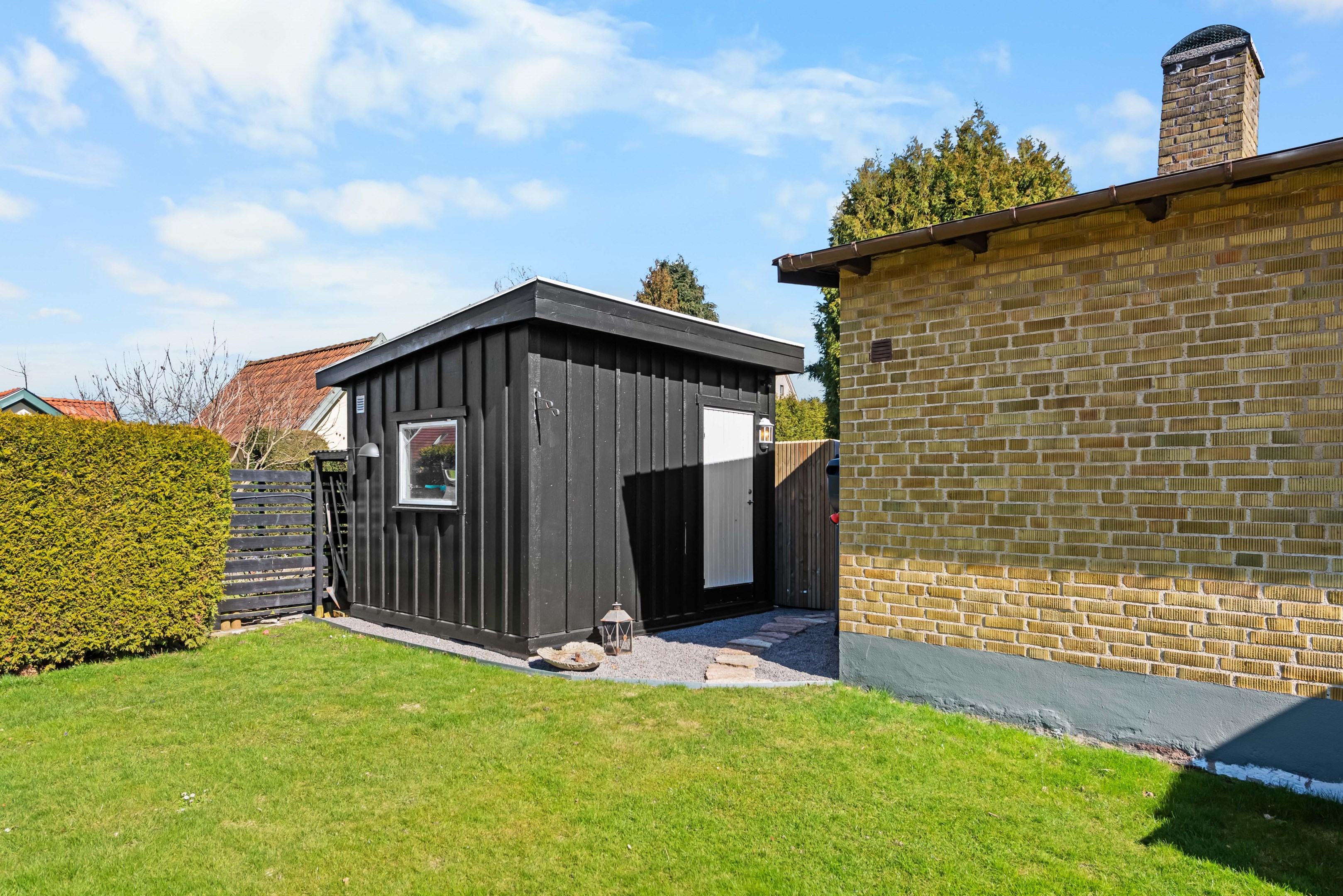 Huset har två förråd. Detta svarta samt ett vid garaget