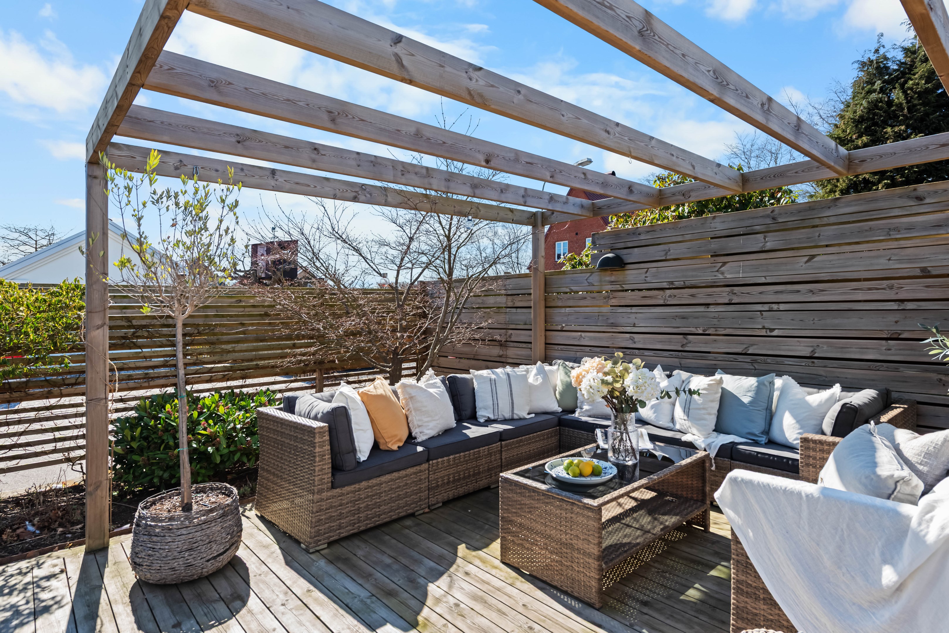 Vacker trädgård med trädäck